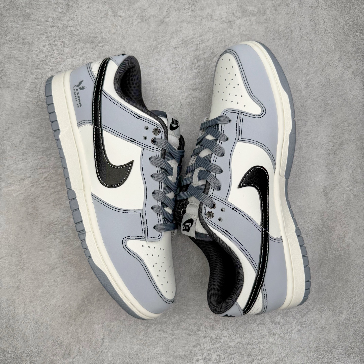 图片[3]-＃YC纯原 NK Dunk Low 星霾 BB0528-109 此款整体轮廓秉承Dunk经典血脉，以米白鞋面模拟破晓时分的洁净天光，高级灰调复刻坠入晨雾的星痕，仿佛将黎明前未散尽的雾气与夜空的深邃蓝调混合，呈现出高级而静谧的质感，黑色Swoosh采用质感荔枝纹路勾勒，如一道划过天际的流星轨迹，于纯净白昼，捕获星尘余烬。定制系列天花板 无原鞋不开发 全系列得物原鞋一比一校对开发 配色持续更新中 终端对接 优势输出 全套原厂楦头原纸板数据档案倾力打造 原汁原味莞产 极致还原 圈内最强针车工艺 高端零售指定版 广东原厂配套原盒原标 鞋盒分三个尺码段 原厂冲刀 超高清洁度 全鞋零毛边皮料切割 采用原厂百宏鞋带以及原厂百宏织唛舌标 内标可供原厂几率过验 进口原装条纹中底布 四线拉帮白色点胶 原厂拉帮手法遵循公司 原厂电绣 极致还原 尺码：36 36.5 37.5 38 38.5 39 40 40.5 41 42 42.5 43 44 44.5 45 46-选品中心