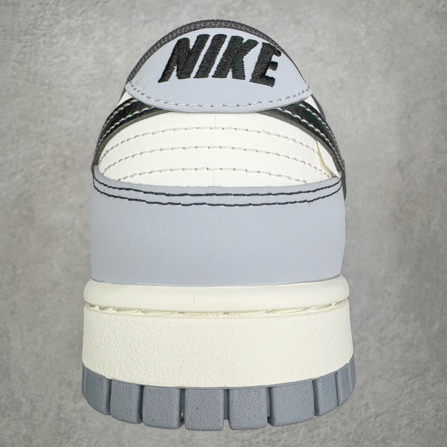 图片[8]-＃YC纯原 NK Dunk Low 星霾 BB0528-109 此款整体轮廓秉承Dunk经典血脉，以米白鞋面模拟破晓时分的洁净天光，高级灰调复刻坠入晨雾的星痕，仿佛将黎明前未散尽的雾气与夜空的深邃蓝调混合，呈现出高级而静谧的质感，黑色Swoosh采用质感荔枝纹路勾勒，如一道划过天际的流星轨迹，于纯净白昼，捕获星尘余烬。定制系列天花板 无原鞋不开发 全系列得物原鞋一比一校对开发 配色持续更新中 终端对接 优势输出 全套原厂楦头原纸板数据档案倾力打造 原汁原味莞产 极致还原 圈内最强针车工艺 高端零售指定版 广东原厂配套原盒原标 鞋盒分三个尺码段 原厂冲刀 超高清洁度 全鞋零毛边皮料切割 采用原厂百宏鞋带以及原厂百宏织唛舌标 内标可供原厂几率过验 进口原装条纹中底布 四线拉帮白色点胶 原厂拉帮手法遵循公司 原厂电绣 极致还原 尺码：36 36.5 37.5 38 38.5 39 40 40.5 41 42 42.5 43 44 44.5 45 46-选品中心