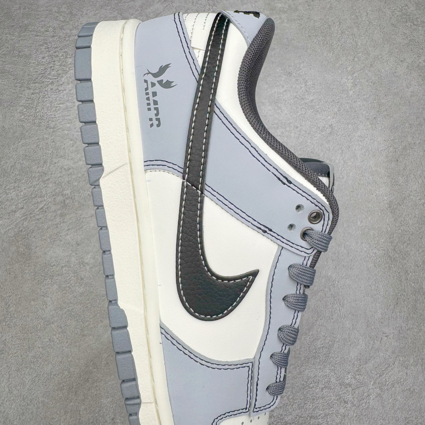 图片[6]-＃YC纯原 NK Dunk Low 星霾 BB0528-109 此款整体轮廓秉承Dunk经典血脉，以米白鞋面模拟破晓时分的洁净天光，高级灰调复刻坠入晨雾的星痕，仿佛将黎明前未散尽的雾气与夜空的深邃蓝调混合，呈现出高级而静谧的质感，黑色Swoosh采用质感荔枝纹路勾勒，如一道划过天际的流星轨迹，于纯净白昼，捕获星尘余烬。定制系列天花板 无原鞋不开发 全系列得物原鞋一比一校对开发 配色持续更新中 终端对接 优势输出 全套原厂楦头原纸板数据档案倾力打造 原汁原味莞产 极致还原 圈内最强针车工艺 高端零售指定版 广东原厂配套原盒原标 鞋盒分三个尺码段 原厂冲刀 超高清洁度 全鞋零毛边皮料切割 采用原厂百宏鞋带以及原厂百宏织唛舌标 内标可供原厂几率过验 进口原装条纹中底布 四线拉帮白色点胶 原厂拉帮手法遵循公司 原厂电绣 极致还原 尺码：36 36.5 37.5 38 38.5 39 40 40.5 41 42 42.5 43 44 44.5 45 46-选品中心