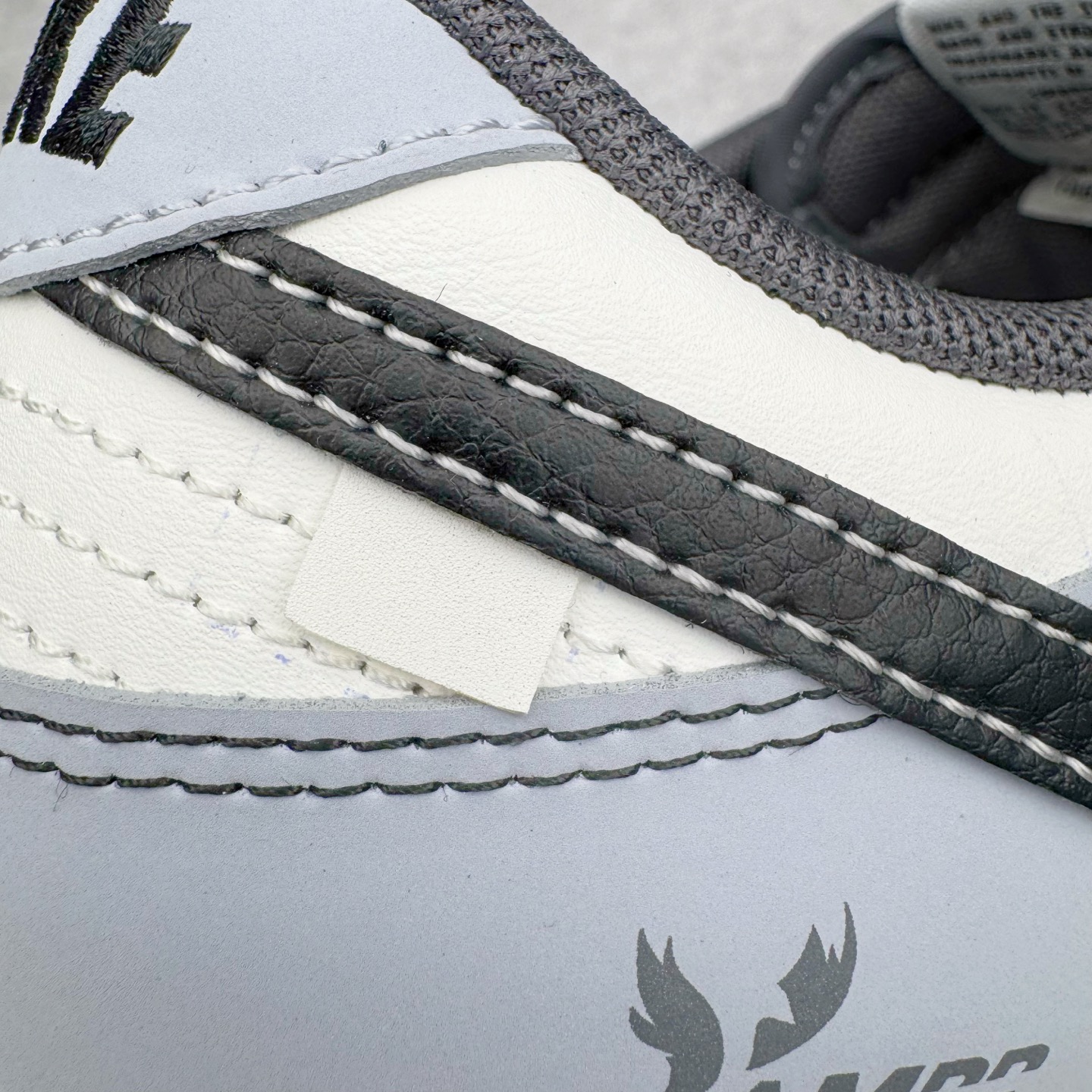 图片[16]-＃YC纯原 NK Dunk Low 星霾 BB0528-109 此款整体轮廓秉承Dunk经典血脉，以米白鞋面模拟破晓时分的洁净天光，高级灰调复刻坠入晨雾的星痕，仿佛将黎明前未散尽的雾气与夜空的深邃蓝调混合，呈现出高级而静谧的质感，黑色Swoosh采用质感荔枝纹路勾勒，如一道划过天际的流星轨迹，于纯净白昼，捕获星尘余烬。定制系列天花板 无原鞋不开发 全系列得物原鞋一比一校对开发 配色持续更新中 终端对接 优势输出 全套原厂楦头原纸板数据档案倾力打造 原汁原味莞产 极致还原 圈内最强针车工艺 高端零售指定版 广东原厂配套原盒原标 鞋盒分三个尺码段 原厂冲刀 超高清洁度 全鞋零毛边皮料切割 采用原厂百宏鞋带以及原厂百宏织唛舌标 内标可供原厂几率过验 进口原装条纹中底布 四线拉帮白色点胶 原厂拉帮手法遵循公司 原厂电绣 极致还原 尺码：36 36.5 37.5 38 38.5 39 40 40.5 41 42 42.5 43 44 44.5 45 46-选品中心