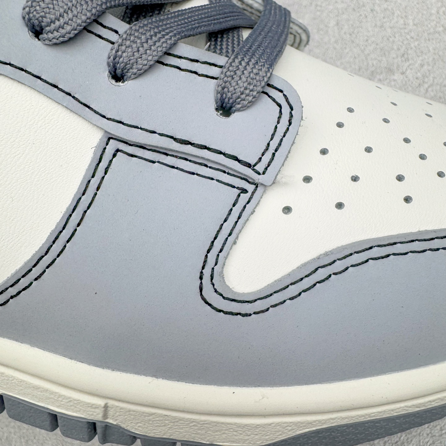 图片[19]-＃YC纯原 NK Dunk Low 星霾 BB0528-109 此款整体轮廓秉承Dunk经典血脉，以米白鞋面模拟破晓时分的洁净天光，高级灰调复刻坠入晨雾的星痕，仿佛将黎明前未散尽的雾气与夜空的深邃蓝调混合，呈现出高级而静谧的质感，黑色Swoosh采用质感荔枝纹路勾勒，如一道划过天际的流星轨迹，于纯净白昼，捕获星尘余烬。定制系列天花板 无原鞋不开发 全系列得物原鞋一比一校对开发 配色持续更新中 终端对接 优势输出 全套原厂楦头原纸板数据档案倾力打造 原汁原味莞产 极致还原 圈内最强针车工艺 高端零售指定版 广东原厂配套原盒原标 鞋盒分三个尺码段 原厂冲刀 超高清洁度 全鞋零毛边皮料切割 采用原厂百宏鞋带以及原厂百宏织唛舌标 内标可供原厂几率过验 进口原装条纹中底布 四线拉帮白色点胶 原厂拉帮手法遵循公司 原厂电绣 极致还原 尺码：36 36.5 37.5 38 38.5 39 40 40.5 41 42 42.5 43 44 44.5 45 46-选品中心