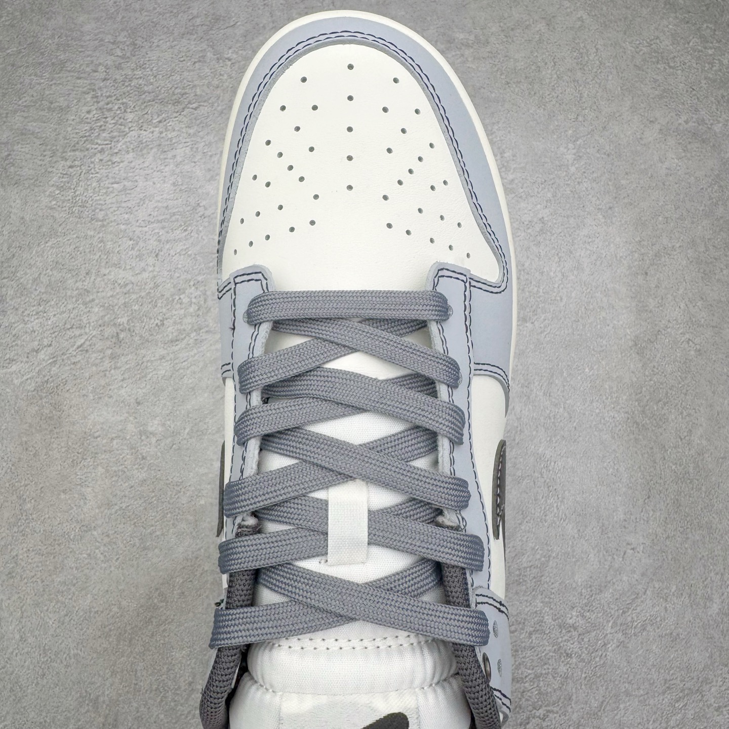 图片[4]-＃YC纯原 NK Dunk Low 星霾 BB0528-109 此款整体轮廓秉承Dunk经典血脉，以米白鞋面模拟破晓时分的洁净天光，高级灰调复刻坠入晨雾的星痕，仿佛将黎明前未散尽的雾气与夜空的深邃蓝调混合，呈现出高级而静谧的质感，黑色Swoosh采用质感荔枝纹路勾勒，如一道划过天际的流星轨迹，于纯净白昼，捕获星尘余烬。定制系列天花板 无原鞋不开发 全系列得物原鞋一比一校对开发 配色持续更新中 终端对接 优势输出 全套原厂楦头原纸板数据档案倾力打造 原汁原味莞产 极致还原 圈内最强针车工艺 高端零售指定版 广东原厂配套原盒原标 鞋盒分三个尺码段 原厂冲刀 超高清洁度 全鞋零毛边皮料切割 采用原厂百宏鞋带以及原厂百宏织唛舌标 内标可供原厂几率过验 进口原装条纹中底布 四线拉帮白色点胶 原厂拉帮手法遵循公司 原厂电绣 极致还原 尺码：36 36.5 37.5 38 38.5 39 40 40.5 41 42 42.5 43 44 44.5 45 46-选品中心