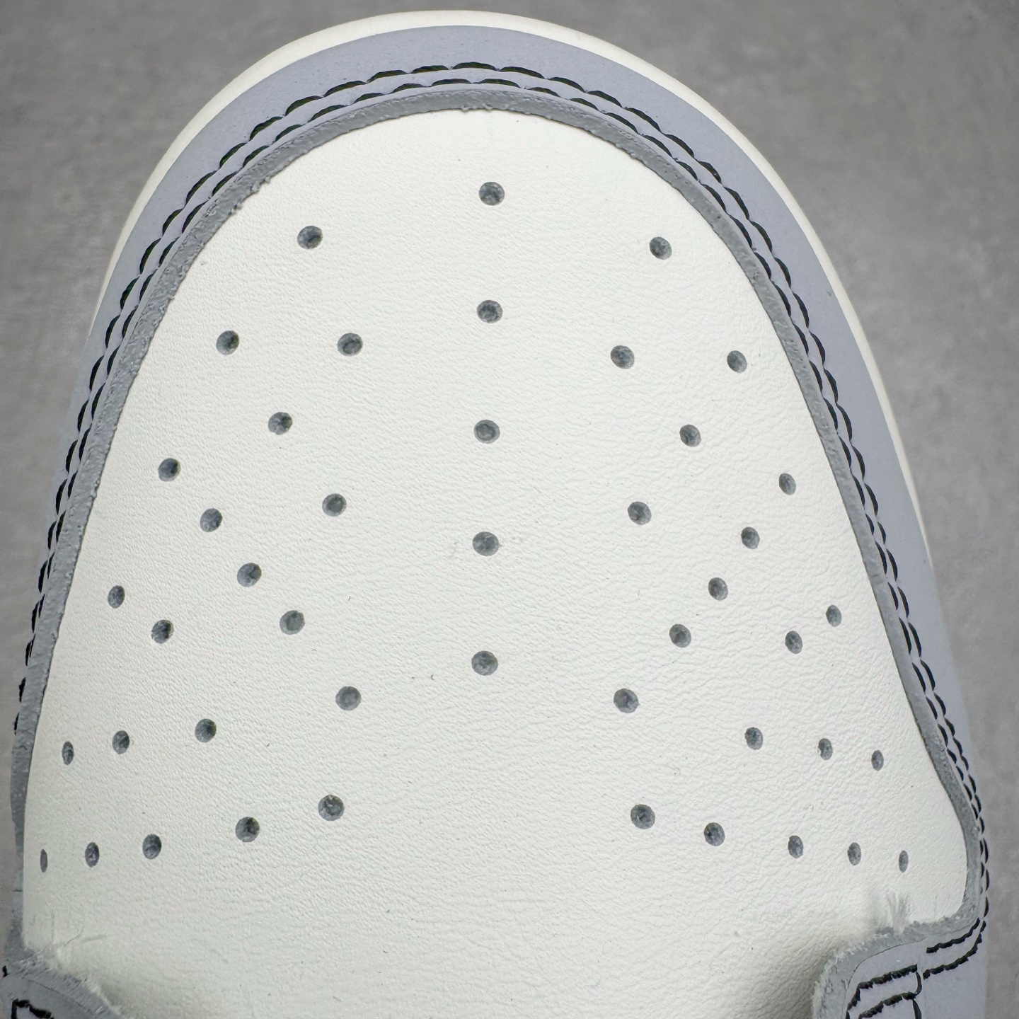 图片[14]-＃YC纯原 NK Dunk Low 星霾 BB0528-109 此款整体轮廓秉承Dunk经典血脉，以米白鞋面模拟破晓时分的洁净天光，高级灰调复刻坠入晨雾的星痕，仿佛将黎明前未散尽的雾气与夜空的深邃蓝调混合，呈现出高级而静谧的质感，黑色Swoosh采用质感荔枝纹路勾勒，如一道划过天际的流星轨迹，于纯净白昼，捕获星尘余烬。定制系列天花板 无原鞋不开发 全系列得物原鞋一比一校对开发 配色持续更新中 终端对接 优势输出 全套原厂楦头原纸板数据档案倾力打造 原汁原味莞产 极致还原 圈内最强针车工艺 高端零售指定版 广东原厂配套原盒原标 鞋盒分三个尺码段 原厂冲刀 超高清洁度 全鞋零毛边皮料切割 采用原厂百宏鞋带以及原厂百宏织唛舌标 内标可供原厂几率过验 进口原装条纹中底布 四线拉帮白色点胶 原厂拉帮手法遵循公司 原厂电绣 极致还原 尺码：36 36.5 37.5 38 38.5 39 40 40.5 41 42 42.5 43 44 44.5 45 46-选品中心