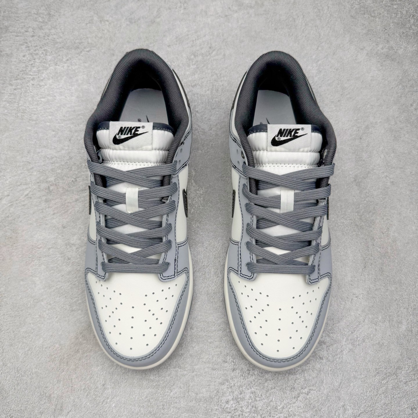 图片[2]-＃YC纯原 NK Dunk Low 星霾 BB0528-109 此款整体轮廓秉承Dunk经典血脉，以米白鞋面模拟破晓时分的洁净天光，高级灰调复刻坠入晨雾的星痕，仿佛将黎明前未散尽的雾气与夜空的深邃蓝调混合，呈现出高级而静谧的质感，黑色Swoosh采用质感荔枝纹路勾勒，如一道划过天际的流星轨迹，于纯净白昼，捕获星尘余烬。定制系列天花板 无原鞋不开发 全系列得物原鞋一比一校对开发 配色持续更新中 终端对接 优势输出 全套原厂楦头原纸板数据档案倾力打造 原汁原味莞产 极致还原 圈内最强针车工艺 高端零售指定版 广东原厂配套原盒原标 鞋盒分三个尺码段 原厂冲刀 超高清洁度 全鞋零毛边皮料切割 采用原厂百宏鞋带以及原厂百宏织唛舌标 内标可供原厂几率过验 进口原装条纹中底布 四线拉帮白色点胶 原厂拉帮手法遵循公司 原厂电绣 极致还原 尺码：36 36.5 37.5 38 38.5 39 40 40.5 41 42 42.5 43 44 44.5 45 46-选品中心