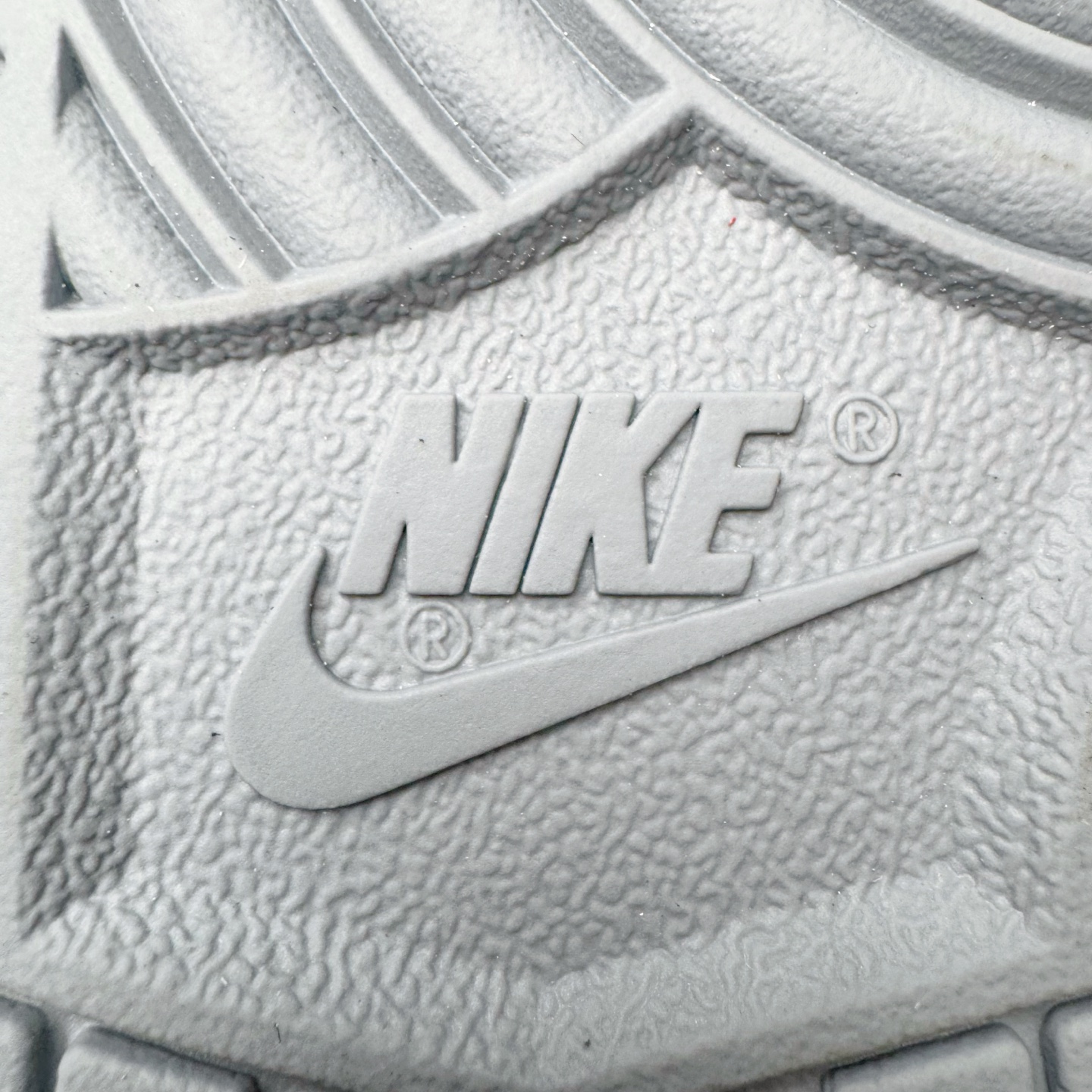 图片[20]-＃YC纯原 NK Dunk Low 星霾 BB0528-109 此款整体轮廓秉承Dunk经典血脉，以米白鞋面模拟破晓时分的洁净天光，高级灰调复刻坠入晨雾的星痕，仿佛将黎明前未散尽的雾气与夜空的深邃蓝调混合，呈现出高级而静谧的质感，黑色Swoosh采用质感荔枝纹路勾勒，如一道划过天际的流星轨迹，于纯净白昼，捕获星尘余烬。定制系列天花板 无原鞋不开发 全系列得物原鞋一比一校对开发 配色持续更新中 终端对接 优势输出 全套原厂楦头原纸板数据档案倾力打造 原汁原味莞产 极致还原 圈内最强针车工艺 高端零售指定版 广东原厂配套原盒原标 鞋盒分三个尺码段 原厂冲刀 超高清洁度 全鞋零毛边皮料切割 采用原厂百宏鞋带以及原厂百宏织唛舌标 内标可供原厂几率过验 进口原装条纹中底布 四线拉帮白色点胶 原厂拉帮手法遵循公司 原厂电绣 极致还原 尺码：36 36.5 37.5 38 38.5 39 40 40.5 41 42 42.5 43 44 44.5 45 46-选品中心