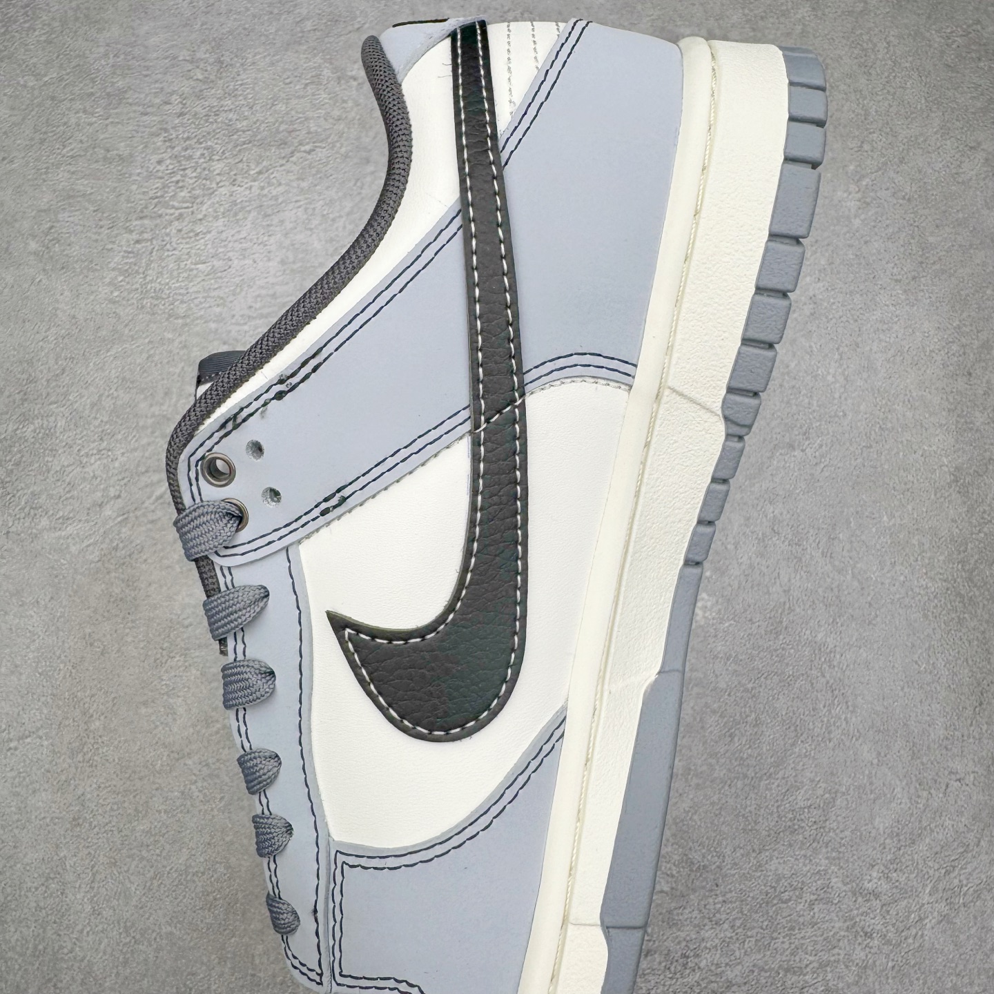 图片[7]-＃YC纯原 NK Dunk Low 星霾 BB0528-109 此款整体轮廓秉承Dunk经典血脉，以米白鞋面模拟破晓时分的洁净天光，高级灰调复刻坠入晨雾的星痕，仿佛将黎明前未散尽的雾气与夜空的深邃蓝调混合，呈现出高级而静谧的质感，黑色Swoosh采用质感荔枝纹路勾勒，如一道划过天际的流星轨迹，于纯净白昼，捕获星尘余烬。定制系列天花板 无原鞋不开发 全系列得物原鞋一比一校对开发 配色持续更新中 终端对接 优势输出 全套原厂楦头原纸板数据档案倾力打造 原汁原味莞产 极致还原 圈内最强针车工艺 高端零售指定版 广东原厂配套原盒原标 鞋盒分三个尺码段 原厂冲刀 超高清洁度 全鞋零毛边皮料切割 采用原厂百宏鞋带以及原厂百宏织唛舌标 内标可供原厂几率过验 进口原装条纹中底布 四线拉帮白色点胶 原厂拉帮手法遵循公司 原厂电绣 极致还原 尺码：36 36.5 37.5 38 38.5 39 40 40.5 41 42 42.5 43 44 44.5 45 46-选品中心