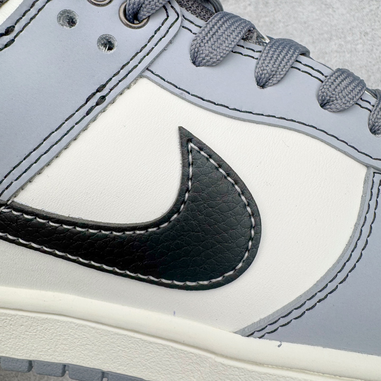 图片[18]-＃YC纯原 NK Dunk Low 星霾 BB0528-109 此款整体轮廓秉承Dunk经典血脉，以米白鞋面模拟破晓时分的洁净天光，高级灰调复刻坠入晨雾的星痕，仿佛将黎明前未散尽的雾气与夜空的深邃蓝调混合，呈现出高级而静谧的质感，黑色Swoosh采用质感荔枝纹路勾勒，如一道划过天际的流星轨迹，于纯净白昼，捕获星尘余烬。定制系列天花板 无原鞋不开发 全系列得物原鞋一比一校对开发 配色持续更新中 终端对接 优势输出 全套原厂楦头原纸板数据档案倾力打造 原汁原味莞产 极致还原 圈内最强针车工艺 高端零售指定版 广东原厂配套原盒原标 鞋盒分三个尺码段 原厂冲刀 超高清洁度 全鞋零毛边皮料切割 采用原厂百宏鞋带以及原厂百宏织唛舌标 内标可供原厂几率过验 进口原装条纹中底布 四线拉帮白色点胶 原厂拉帮手法遵循公司 原厂电绣 极致还原 尺码：36 36.5 37.5 38 38.5 39 40 40.5 41 42 42.5 43 44 44.5 45 46-选品中心