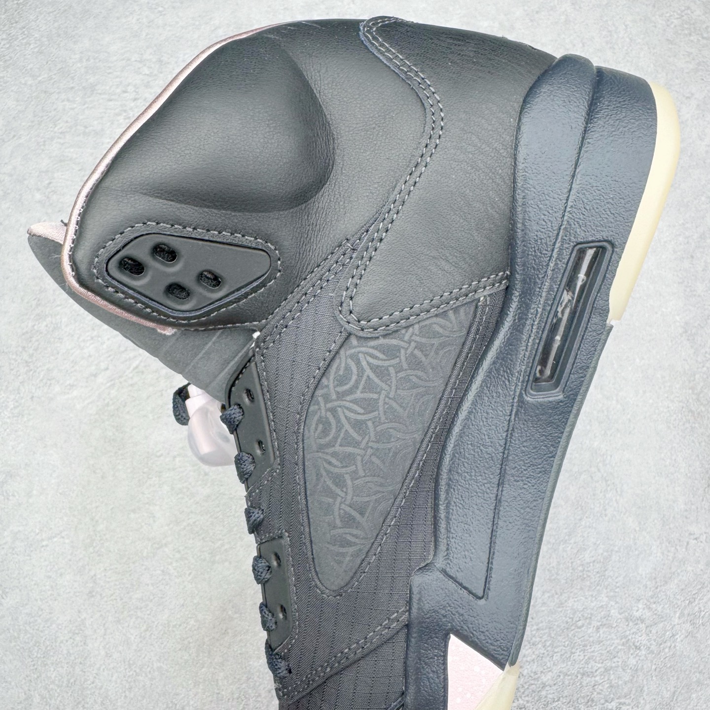 图片[7]-＃纯原 PSG x Jordan Air Jordan 5 Retro 柔软舒适防滑耐磨高帮复古篮球鞋 巴黎联名黑粉 HQ3004-001 SZ原厂全套原楦原纸板磨具开发 原厂皮料加持 原厂港宝加持定型后跟R度完美 同源原厂电绣 飞人针数密度立体效果一致 原厂拉帮手法 原厂配置纸衬高频鞋盒 原厂指令配双鞋带 原厂TPU网格鞋带扣 超高鞋面清洁度 最高QC检验标准 控制溢胶瑕疵 到手可放心比对发售原鞋 上脚百分百充正驾驭 尺码：40 40.5 41 42 42.5 43 44 44.5 45 46 47.5-选品中心