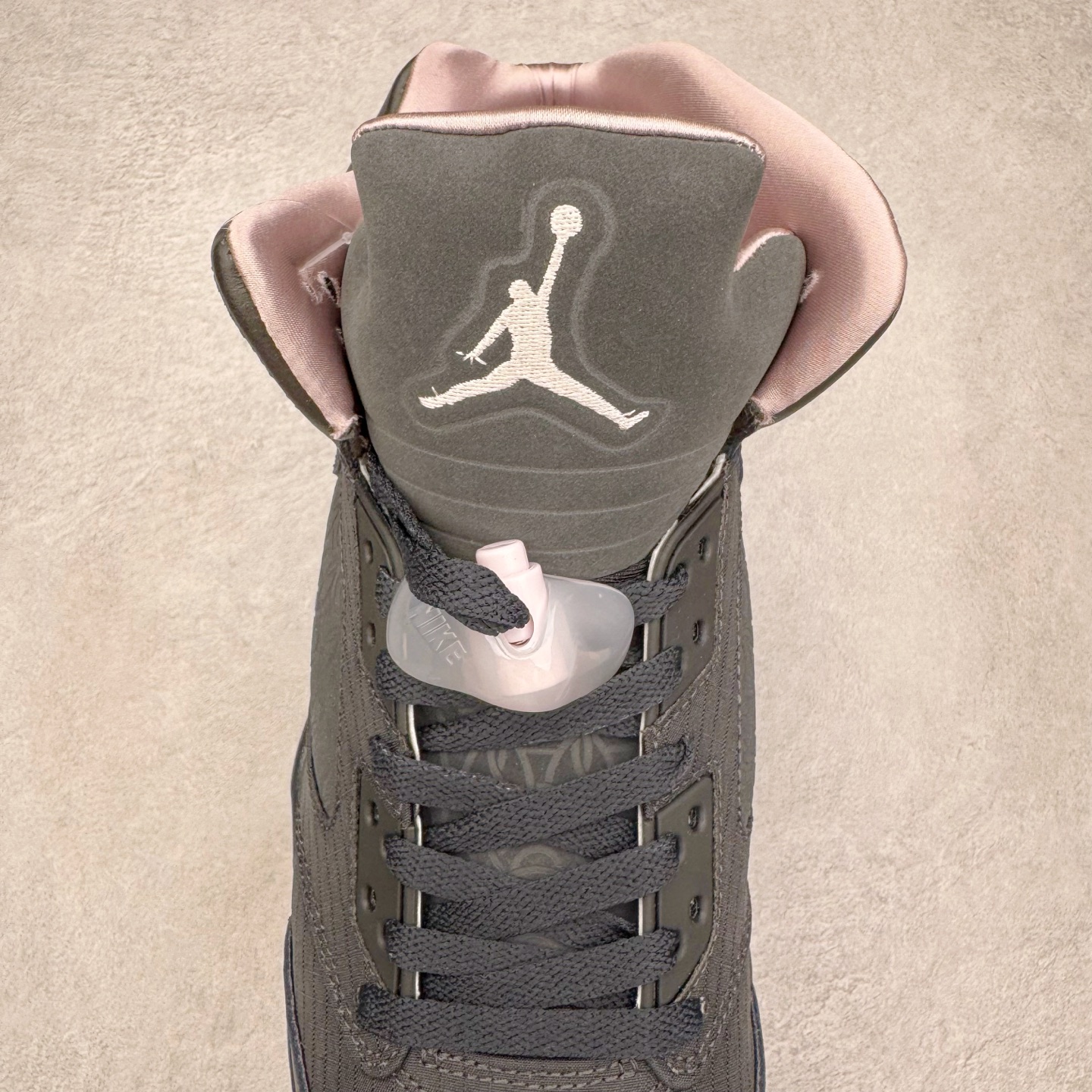 图片[5]-＃纯原 PSG x Jordan Air Jordan 5 Retro 柔软舒适防滑耐磨高帮复古篮球鞋 巴黎联名黑粉 HQ3004-001 SZ原厂全套原楦原纸板磨具开发 原厂皮料加持 原厂港宝加持定型后跟R度完美 同源原厂电绣 飞人针数密度立体效果一致 原厂拉帮手法 原厂配置纸衬高频鞋盒 原厂指令配双鞋带 原厂TPU网格鞋带扣 超高鞋面清洁度 最高QC检验标准 控制溢胶瑕疵 到手可放心比对发售原鞋 上脚百分百充正驾驭 尺码：40 40.5 41 42 42.5 43 44 44.5 45 46 47.5-选品中心