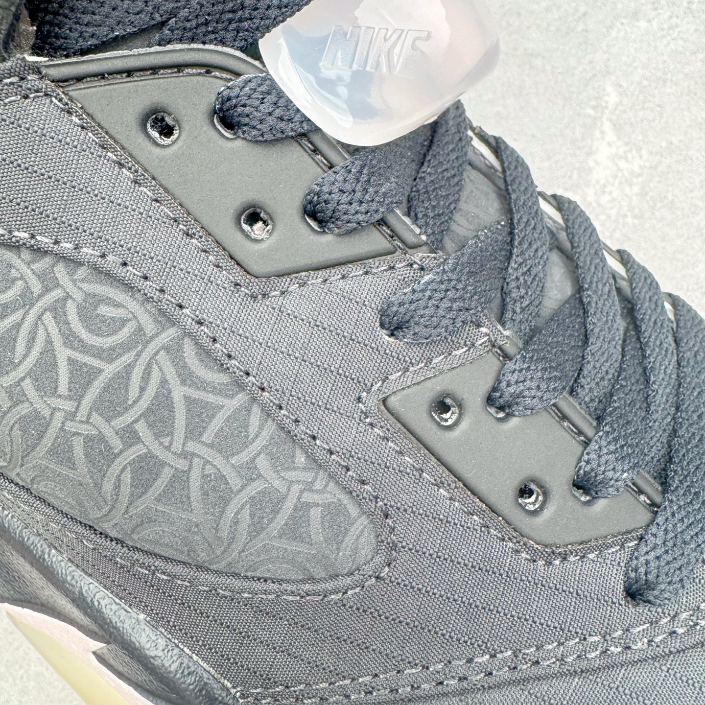 图片[15]-＃纯原 PSG x Jordan Air Jordan 5 Retro 柔软舒适防滑耐磨高帮复古篮球鞋 巴黎联名黑粉 HQ3004-001 SZ原厂全套原楦原纸板磨具开发 原厂皮料加持 原厂港宝加持定型后跟R度完美 同源原厂电绣 飞人针数密度立体效果一致 原厂拉帮手法 原厂配置纸衬高频鞋盒 原厂指令配双鞋带 原厂TPU网格鞋带扣 超高鞋面清洁度 最高QC检验标准 控制溢胶瑕疵 到手可放心比对发售原鞋 上脚百分百充正驾驭 尺码：40 40.5 41 42 42.5 43 44 44.5 45 46 47.5-选品中心