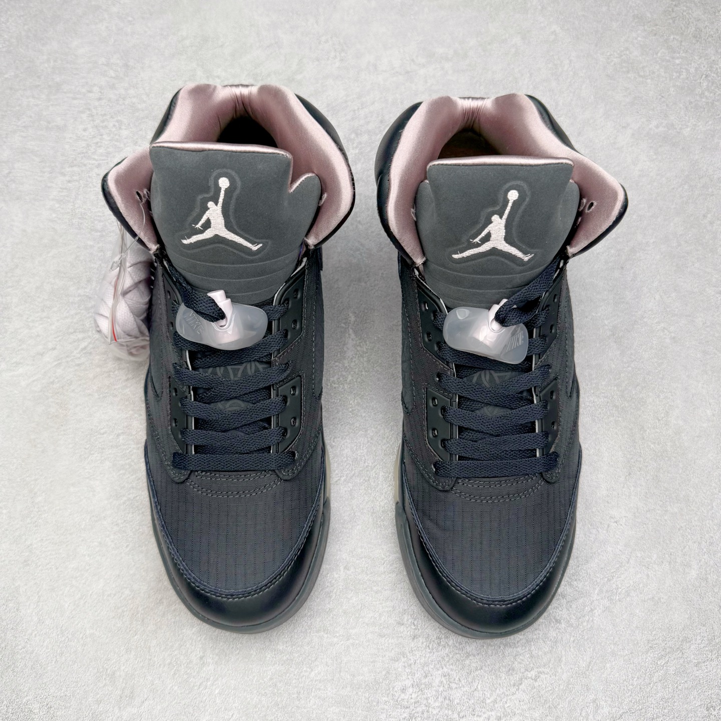 图片[2]-＃纯原 PSG x Jordan Air Jordan 5 Retro 柔软舒适防滑耐磨高帮复古篮球鞋 巴黎联名黑粉 HQ3004-001 SZ原厂全套原楦原纸板磨具开发 原厂皮料加持 原厂港宝加持定型后跟R度完美 同源原厂电绣 飞人针数密度立体效果一致 原厂拉帮手法 原厂配置纸衬高频鞋盒 原厂指令配双鞋带 原厂TPU网格鞋带扣 超高鞋面清洁度 最高QC检验标准 控制溢胶瑕疵 到手可放心比对发售原鞋 上脚百分百充正驾驭 尺码：40 40.5 41 42 42.5 43 44 44.5 45 46 47.5-选品中心