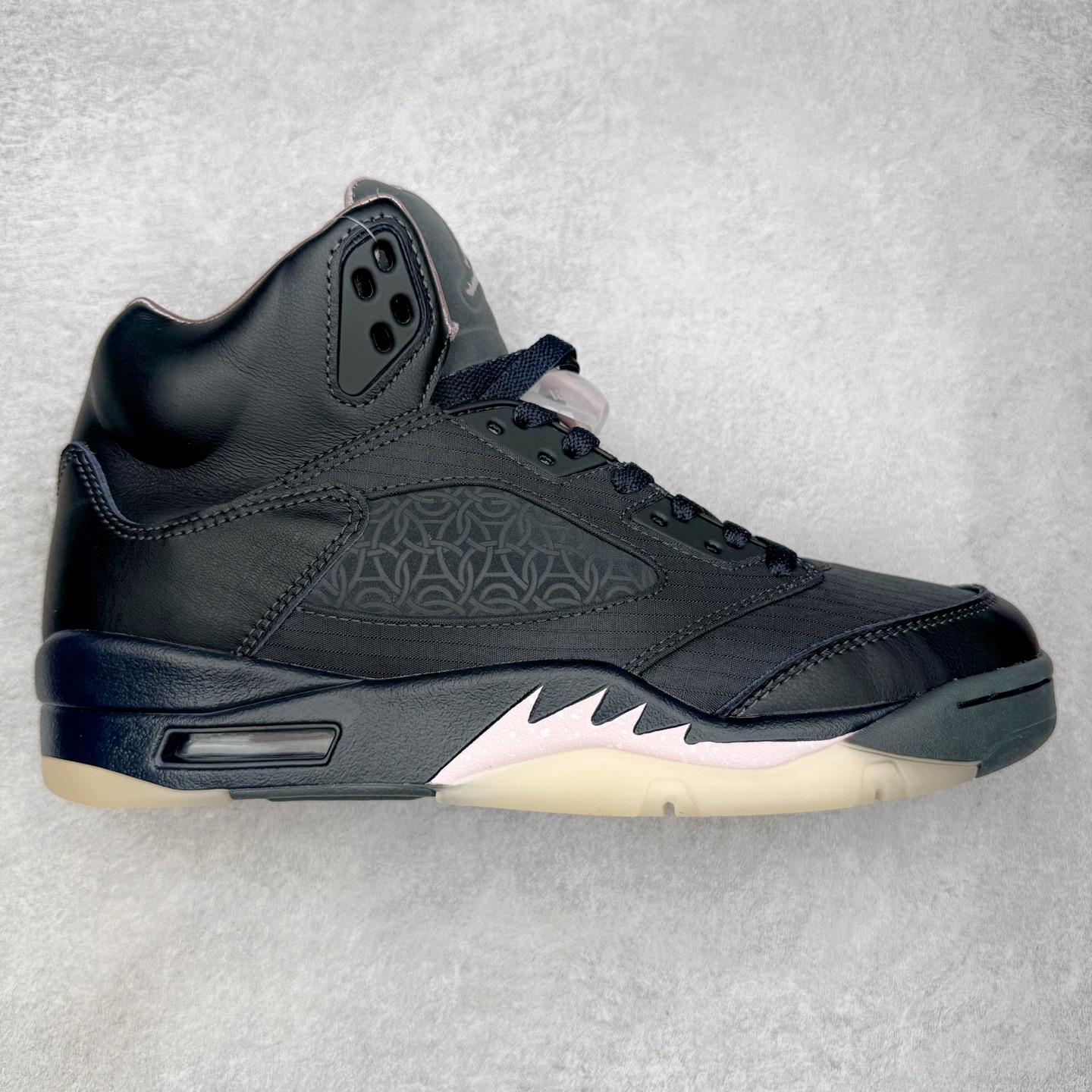 ＃纯原 PSG x Jordan Air Jordan 5 Retro 柔软舒适防滑耐磨高帮复古篮球鞋 巴黎联名黑粉 HQ3004-001 SZ原厂全套原楦原纸板磨具开发 原厂皮料加持 原厂港宝加持定型后跟R度完美 同源原厂电绣 飞人针数密度立体效果一致 原厂拉帮手法 原厂配置纸衬高频鞋盒 原厂指令配双鞋带 原厂TPU网格鞋带扣 超高鞋面清洁度 最高QC检验标准 控制溢胶瑕疵 到手可放心比对发售原鞋 上脚百分百充正驾驭 尺码：40 40.5 41 42 42.5 43 44 44.5 45 46 47.5-选品中心