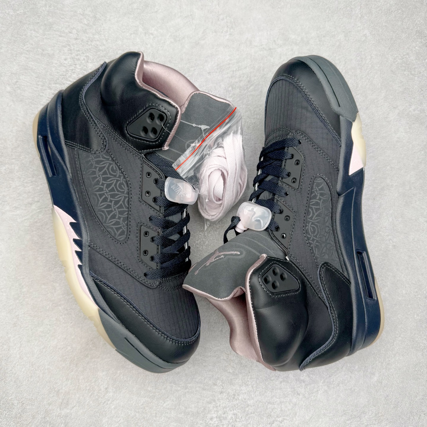 图片[3]-＃纯原 PSG x Jordan Air Jordan 5 Retro 柔软舒适防滑耐磨高帮复古篮球鞋 巴黎联名黑粉 HQ3004-001 SZ原厂全套原楦原纸板磨具开发 原厂皮料加持 原厂港宝加持定型后跟R度完美 同源原厂电绣 飞人针数密度立体效果一致 原厂拉帮手法 原厂配置纸衬高频鞋盒 原厂指令配双鞋带 原厂TPU网格鞋带扣 超高鞋面清洁度 最高QC检验标准 控制溢胶瑕疵 到手可放心比对发售原鞋 上脚百分百充正驾驭 尺码：40 40.5 41 42 42.5 43 44 44.5 45 46 47.5-选品中心