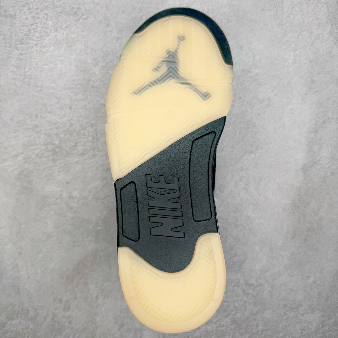 图片[9]-＃纯原 PSG x Jordan Air Jordan 5 Retro 柔软舒适防滑耐磨高帮复古篮球鞋 巴黎联名黑粉 HQ3004-001 SZ原厂全套原楦原纸板磨具开发 原厂皮料加持 原厂港宝加持定型后跟R度完美 同源原厂电绣 飞人针数密度立体效果一致 原厂拉帮手法 原厂配置纸衬高频鞋盒 原厂指令配双鞋带 原厂TPU网格鞋带扣 超高鞋面清洁度 最高QC检验标准 控制溢胶瑕疵 到手可放心比对发售原鞋 上脚百分百充正驾驭 尺码：40 40.5 41 42 42.5 43 44 44.5 45 46 47.5-选品中心