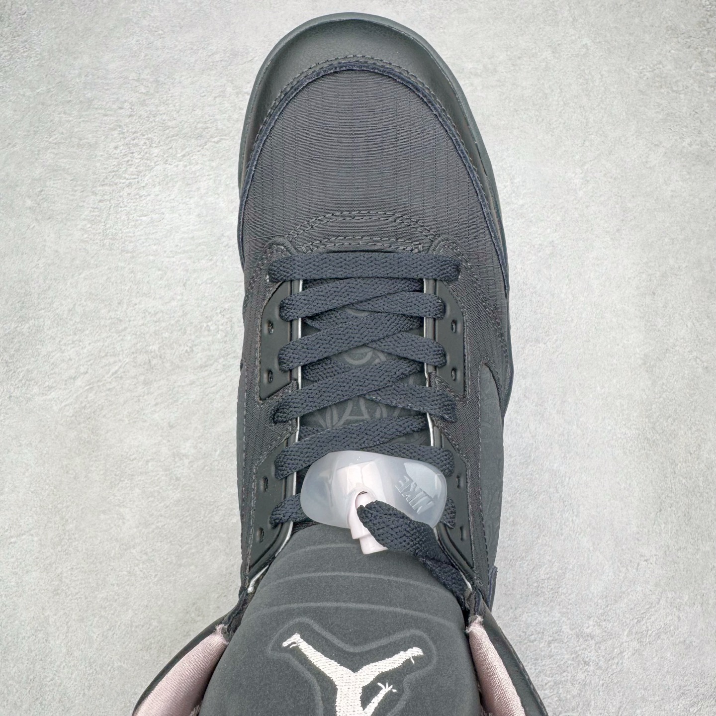 图片[4]-＃纯原 PSG x Jordan Air Jordan 5 Retro 柔软舒适防滑耐磨高帮复古篮球鞋 巴黎联名黑粉 HQ3004-001 SZ原厂全套原楦原纸板磨具开发 原厂皮料加持 原厂港宝加持定型后跟R度完美 同源原厂电绣 飞人针数密度立体效果一致 原厂拉帮手法 原厂配置纸衬高频鞋盒 原厂指令配双鞋带 原厂TPU网格鞋带扣 超高鞋面清洁度 最高QC检验标准 控制溢胶瑕疵 到手可放心比对发售原鞋 上脚百分百充正驾驭 尺码：40 40.5 41 42 42.5 43 44 44.5 45 46 47.5-选品中心