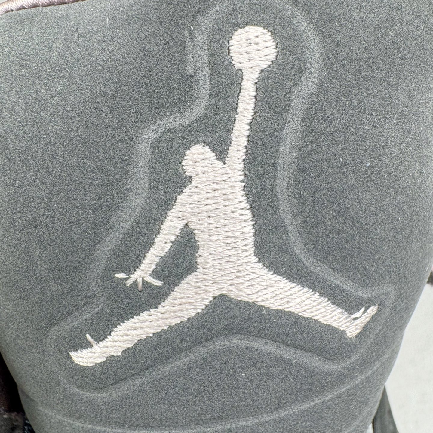 图片[12]-＃纯原 PSG x Jordan Air Jordan 5 Retro 柔软舒适防滑耐磨高帮复古篮球鞋 巴黎联名黑粉 HQ3004-001 SZ原厂全套原楦原纸板磨具开发 原厂皮料加持 原厂港宝加持定型后跟R度完美 同源原厂电绣 飞人针数密度立体效果一致 原厂拉帮手法 原厂配置纸衬高频鞋盒 原厂指令配双鞋带 原厂TPU网格鞋带扣 超高鞋面清洁度 最高QC检验标准 控制溢胶瑕疵 到手可放心比对发售原鞋 上脚百分百充正驾驭 尺码：40 40.5 41 42 42.5 43 44 44.5 45 46 47.5-选品中心