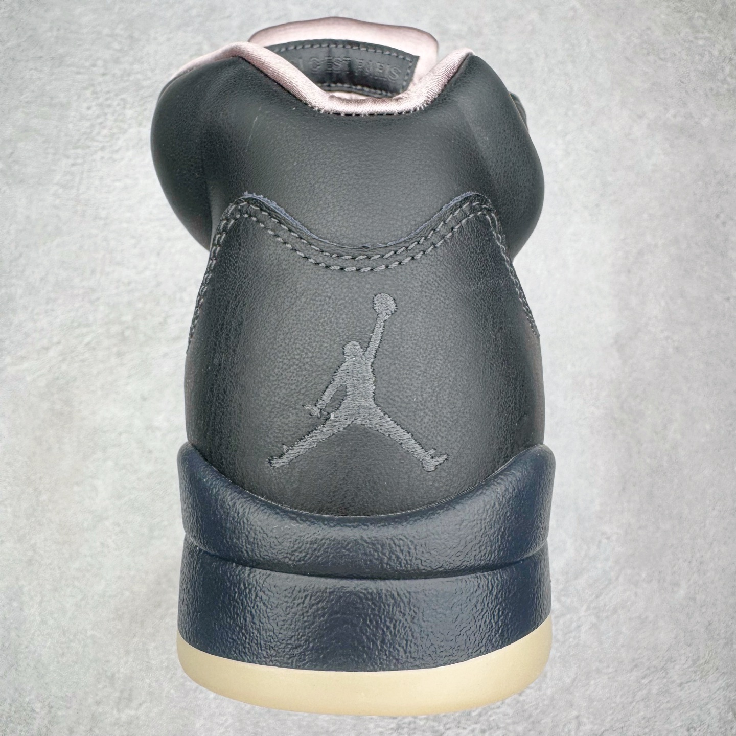 图片[8]-＃纯原 PSG x Jordan Air Jordan 5 Retro 柔软舒适防滑耐磨高帮复古篮球鞋 巴黎联名黑粉 HQ3004-001 SZ原厂全套原楦原纸板磨具开发 原厂皮料加持 原厂港宝加持定型后跟R度完美 同源原厂电绣 飞人针数密度立体效果一致 原厂拉帮手法 原厂配置纸衬高频鞋盒 原厂指令配双鞋带 原厂TPU网格鞋带扣 超高鞋面清洁度 最高QC检验标准 控制溢胶瑕疵 到手可放心比对发售原鞋 上脚百分百充正驾驭 尺码：40 40.5 41 42 42.5 43 44 44.5 45 46 47.5-选品中心