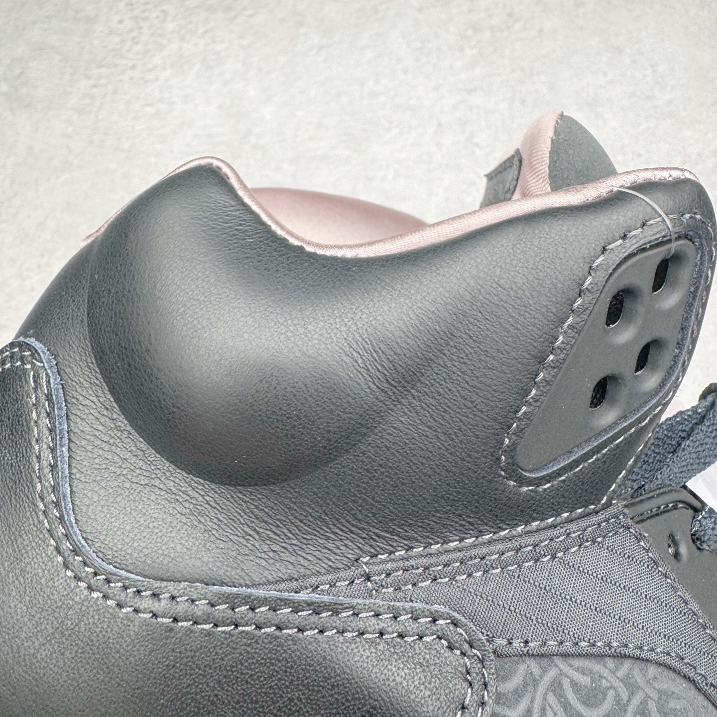图片[16]-＃纯原 PSG x Jordan Air Jordan 5 Retro 柔软舒适防滑耐磨高帮复古篮球鞋 巴黎联名黑粉 HQ3004-001 SZ原厂全套原楦原纸板磨具开发 原厂皮料加持 原厂港宝加持定型后跟R度完美 同源原厂电绣 飞人针数密度立体效果一致 原厂拉帮手法 原厂配置纸衬高频鞋盒 原厂指令配双鞋带 原厂TPU网格鞋带扣 超高鞋面清洁度 最高QC检验标准 控制溢胶瑕疵 到手可放心比对发售原鞋 上脚百分百充正驾驭 尺码：40 40.5 41 42 42.5 43 44 44.5 45 46 47.5-选品中心