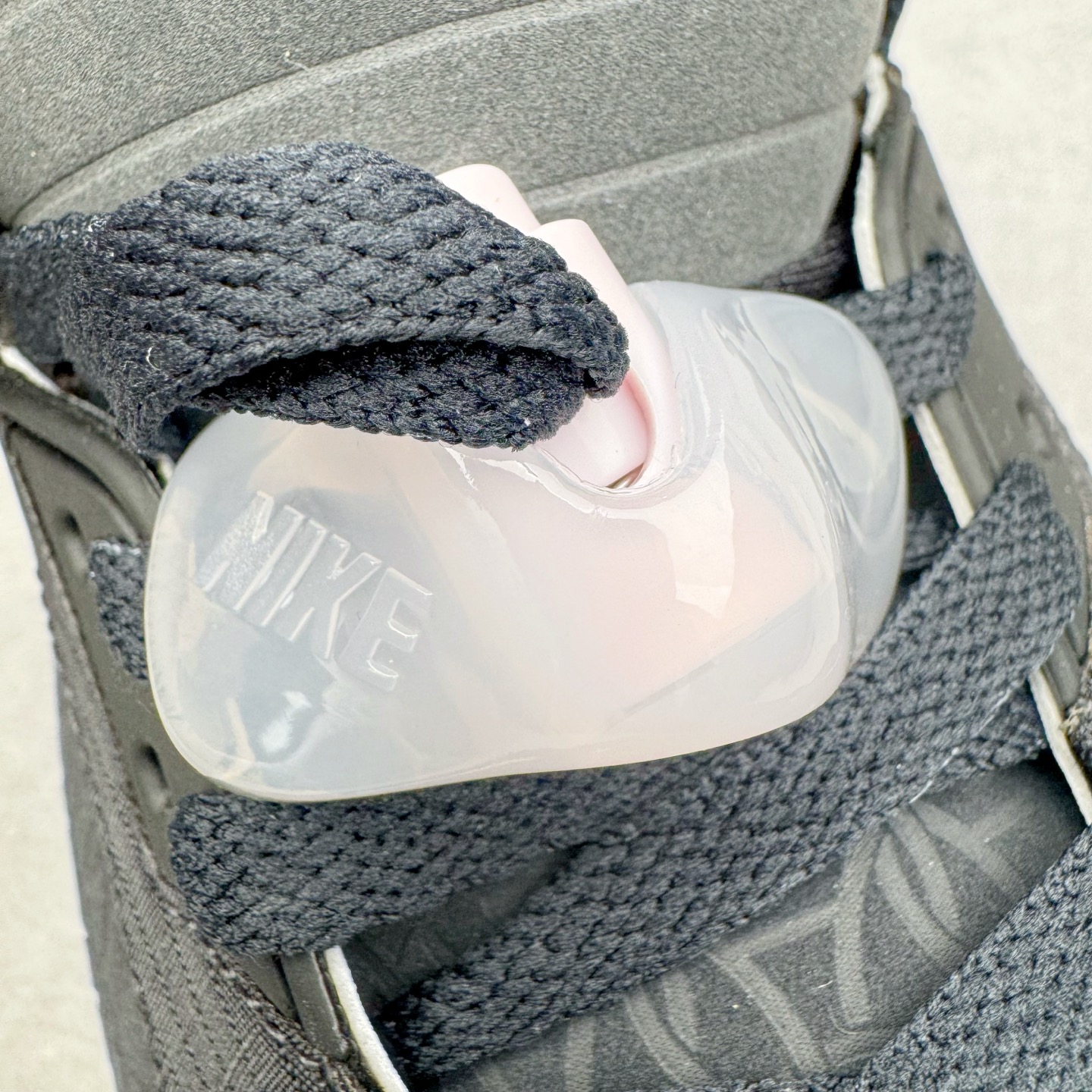 图片[13]-＃纯原 PSG x Jordan Air Jordan 5 Retro 柔软舒适防滑耐磨高帮复古篮球鞋 巴黎联名黑粉 HQ3004-001 SZ原厂全套原楦原纸板磨具开发 原厂皮料加持 原厂港宝加持定型后跟R度完美 同源原厂电绣 飞人针数密度立体效果一致 原厂拉帮手法 原厂配置纸衬高频鞋盒 原厂指令配双鞋带 原厂TPU网格鞋带扣 超高鞋面清洁度 最高QC检验标准 控制溢胶瑕疵 到手可放心比对发售原鞋 上脚百分百充正驾驭 尺码：40 40.5 41 42 42.5 43 44 44.5 45 46 47.5-选品中心