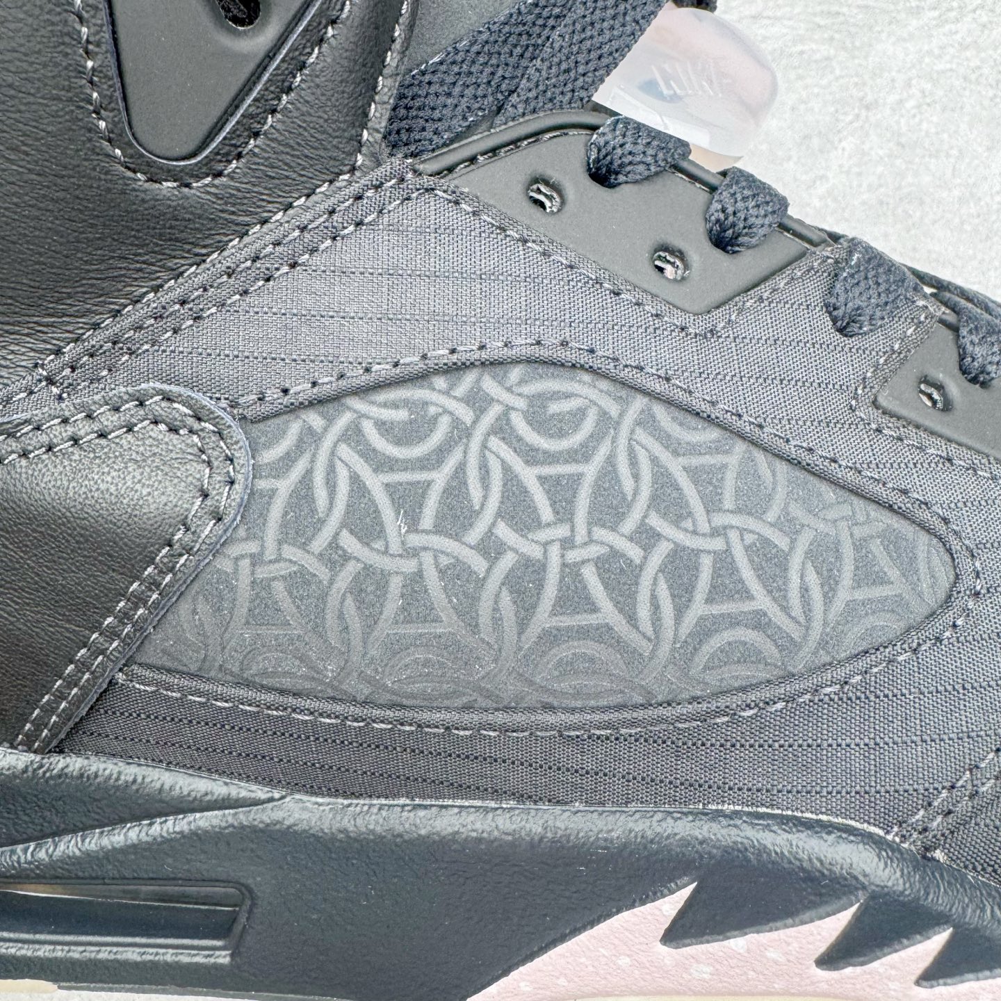 图片[18]-＃纯原 PSG x Jordan Air Jordan 5 Retro 柔软舒适防滑耐磨高帮复古篮球鞋 巴黎联名黑粉 HQ3004-001 SZ原厂全套原楦原纸板磨具开发 原厂皮料加持 原厂港宝加持定型后跟R度完美 同源原厂电绣 飞人针数密度立体效果一致 原厂拉帮手法 原厂配置纸衬高频鞋盒 原厂指令配双鞋带 原厂TPU网格鞋带扣 超高鞋面清洁度 最高QC检验标准 控制溢胶瑕疵 到手可放心比对发售原鞋 上脚百分百充正驾驭 尺码：40 40.5 41 42 42.5 43 44 44.5 45 46 47.5-选品中心