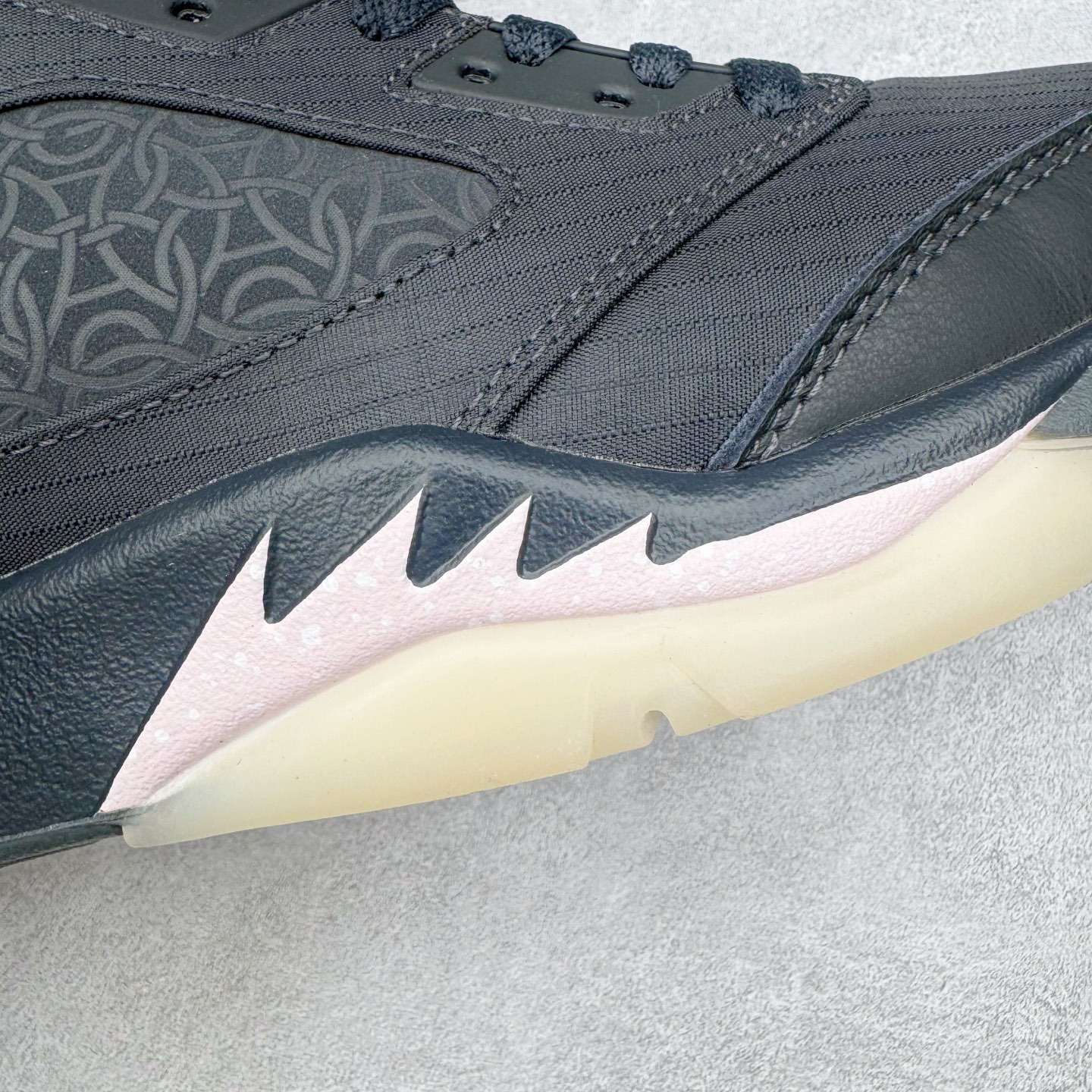 图片[19]-＃纯原 PSG x Jordan Air Jordan 5 Retro 柔软舒适防滑耐磨高帮复古篮球鞋 巴黎联名黑粉 HQ3004-001 SZ原厂全套原楦原纸板磨具开发 原厂皮料加持 原厂港宝加持定型后跟R度完美 同源原厂电绣 飞人针数密度立体效果一致 原厂拉帮手法 原厂配置纸衬高频鞋盒 原厂指令配双鞋带 原厂TPU网格鞋带扣 超高鞋面清洁度 最高QC检验标准 控制溢胶瑕疵 到手可放心比对发售原鞋 上脚百分百充正驾驭 尺码：40 40.5 41 42 42.5 43 44 44.5 45 46 47.5-选品中心