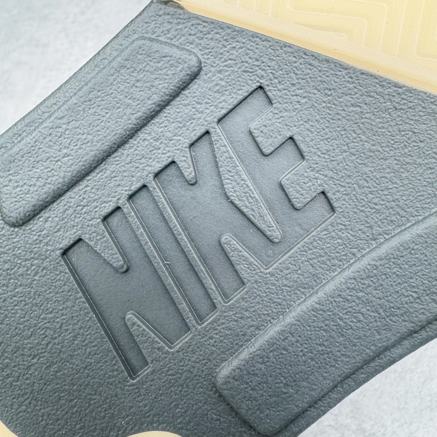 图片[21]-＃纯原 PSG x Jordan Air Jordan 5 Retro 柔软舒适防滑耐磨高帮复古篮球鞋 巴黎联名黑粉 HQ3004-001 SZ原厂全套原楦原纸板磨具开发 原厂皮料加持 原厂港宝加持定型后跟R度完美 同源原厂电绣 飞人针数密度立体效果一致 原厂拉帮手法 原厂配置纸衬高频鞋盒 原厂指令配双鞋带 原厂TPU网格鞋带扣 超高鞋面清洁度 最高QC检验标准 控制溢胶瑕疵 到手可放心比对发售原鞋 上脚百分百充正驾驭 尺码：40 40.5 41 42 42.5 43 44 44.5 45 46 47.5-选品中心