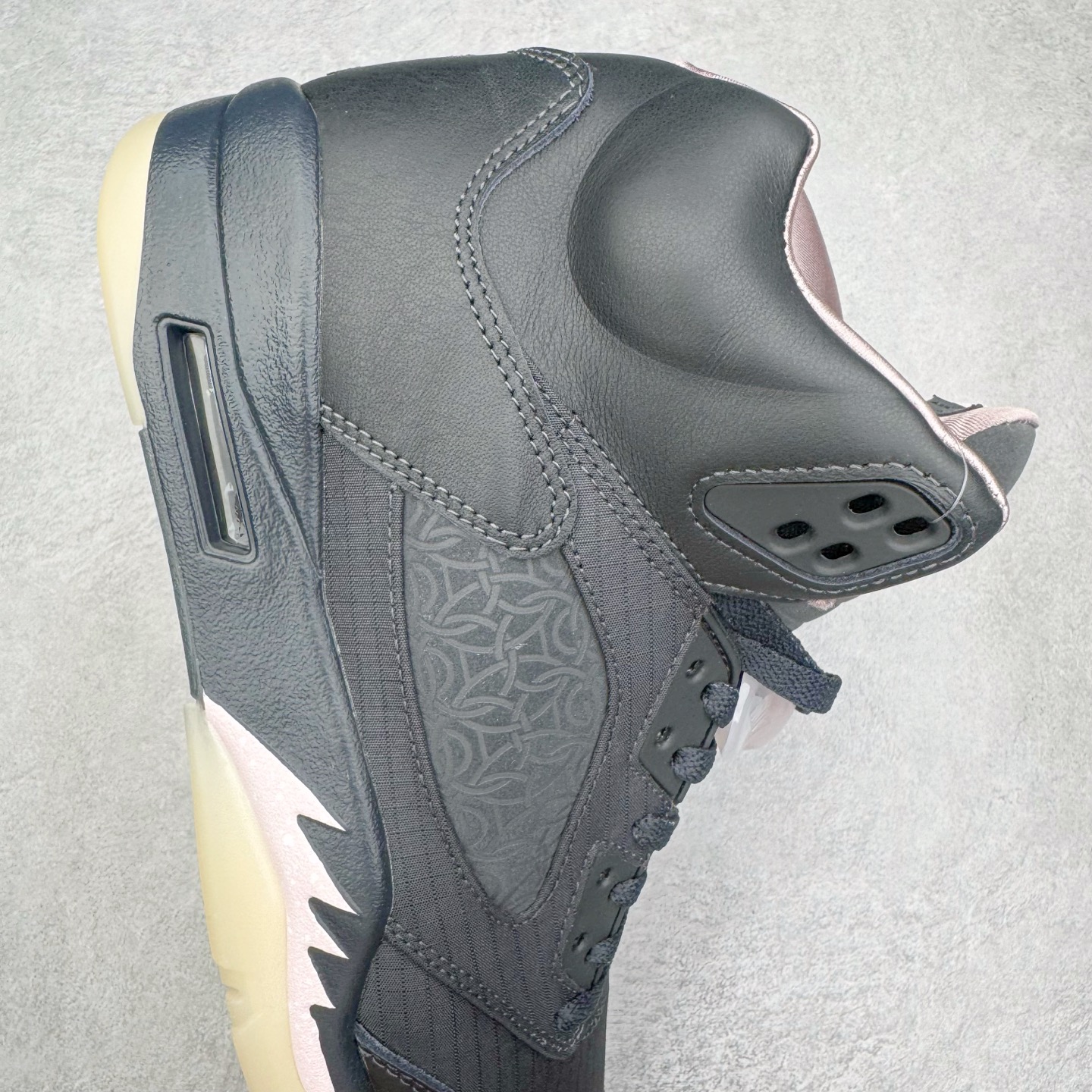 图片[6]-＃纯原 PSG x Jordan Air Jordan 5 Retro 柔软舒适防滑耐磨高帮复古篮球鞋 巴黎联名黑粉 HQ3004-001 SZ原厂全套原楦原纸板磨具开发 原厂皮料加持 原厂港宝加持定型后跟R度完美 同源原厂电绣 飞人针数密度立体效果一致 原厂拉帮手法 原厂配置纸衬高频鞋盒 原厂指令配双鞋带 原厂TPU网格鞋带扣 超高鞋面清洁度 最高QC检验标准 控制溢胶瑕疵 到手可放心比对发售原鞋 上脚百分百充正驾驭 尺码：40 40.5 41 42 42.5 43 44 44.5 45 46 47.5-选品中心