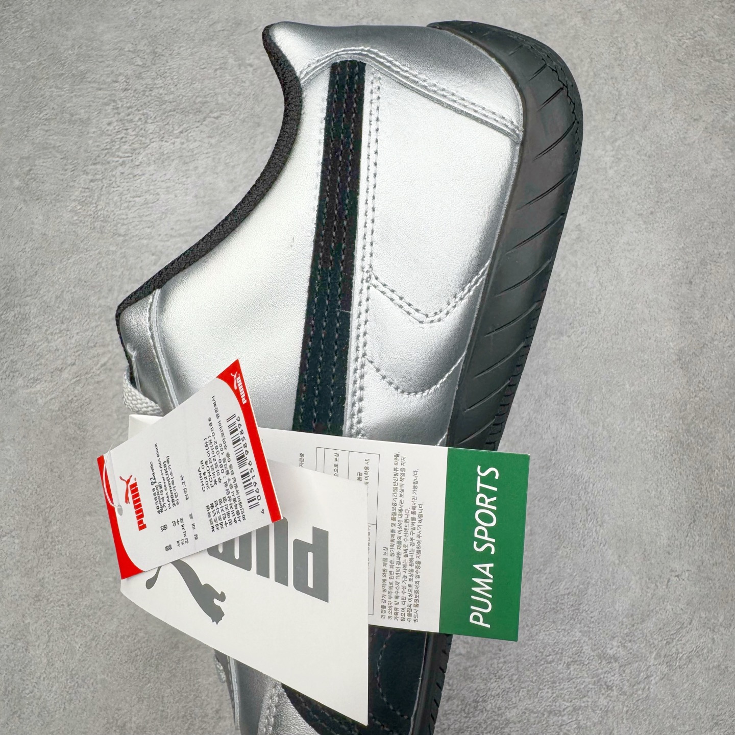 图片[7]-＃HP纯原 Open YY x PUMA Speedca OG 彪马极速赛车系列低帮德训风拼接复古百搭休闲运动赛车鞋 OPEN YY x Puma Speedcat，成为韩国 2024 年至今最热鞋款，引发本地玩家排队疯抢，而缔造者之一 OPEN YY 早已席卷韩国时尚圈，并正试图用 Puma 联名等方式，将「首尔辣妹美学」带向全球。本次与「首尔辣妹衣柜」 OPEN YY 联名，发售之外还在乐天世界购物中心举办 POP UP，时尚博主纷纷到场打卡，让 Puma 的「IT Shoes」进一步拓展韩国市场，本次共发售 3 款配色，粉金、沙银更受女玩家喜爱，用以搭配裙装、运动裤，黑银则低调前卫，且男码几乎无溢价；而让不少玩家「提前种草」的，则是 OPEN YY 示范的「彩色丝袜 blokette 混搭」，配合干燥迷幻的亚文化氛围，成为不少女生的「新搭配指南」， POP UP 现场和近两天的社媒上脚图中，不少玩家继续用本次联名 Speedcat 玩转 blokette，并强调 Speedcat 与其他平底运动鞋相比，更加前卫、性感；Speedcat 外，OPEN YY 还将 Puma 的 Tracksuit、复古运动外套等单品，融入自身的「首尔辣妹美学」， 千禧银、赛车印花设计，颇为符合当下首尔街头日常着装的审美，也同样在发售时受到追捧。尺码：35.5 36 37 37.5 38 38.5 39 40 40.5 41 42 42.5 43 44 45-选品中心