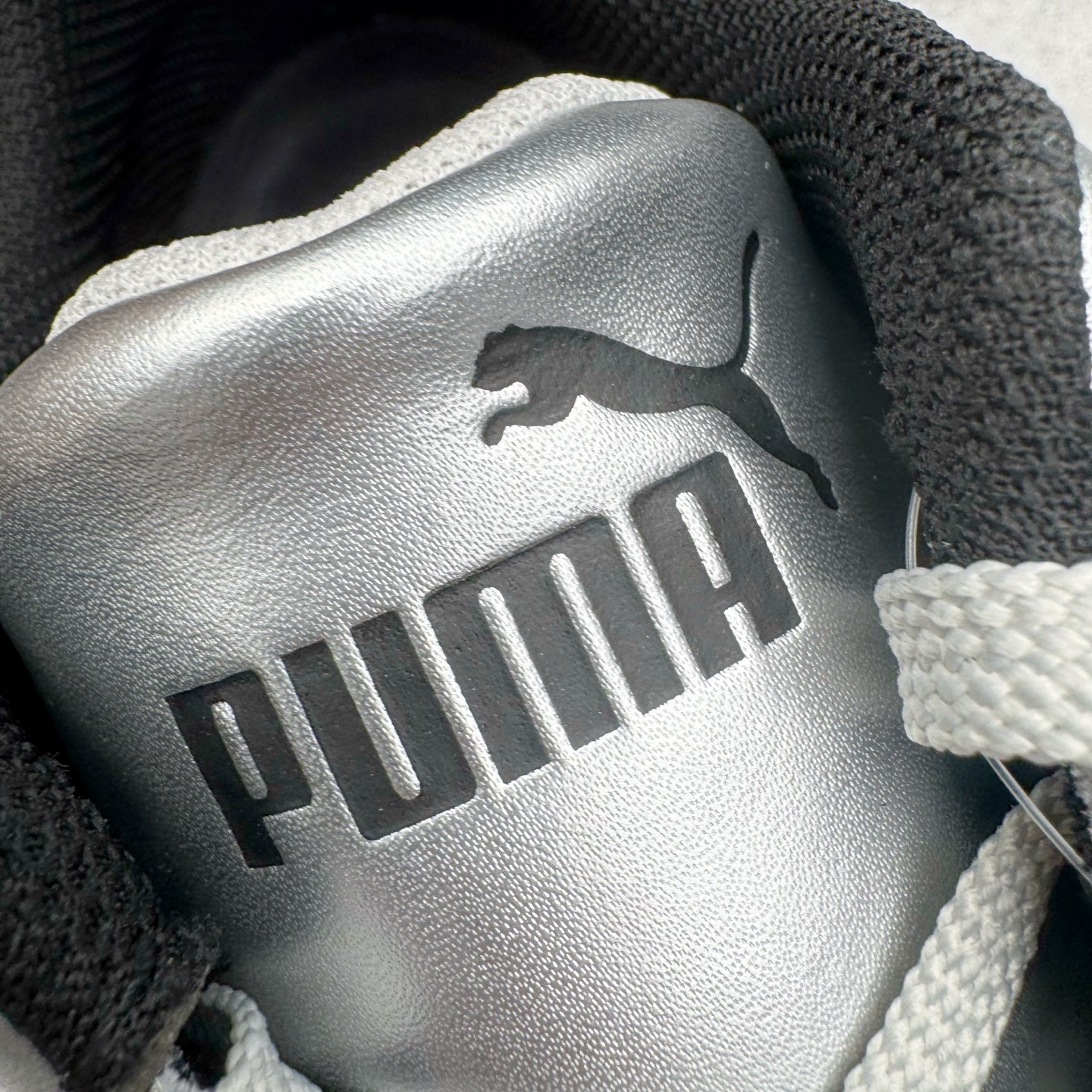 图片[14]-＃HP纯原 Open YY x PUMA Speedca OG 彪马极速赛车系列低帮德训风拼接复古百搭休闲运动赛车鞋 OPEN YY x Puma Speedcat，成为韩国 2024 年至今最热鞋款，引发本地玩家排队疯抢，而缔造者之一 OPEN YY 早已席卷韩国时尚圈，并正试图用 Puma 联名等方式，将「首尔辣妹美学」带向全球。本次与「首尔辣妹衣柜」 OPEN YY 联名，发售之外还在乐天世界购物中心举办 POP UP，时尚博主纷纷到场打卡，让 Puma 的「IT Shoes」进一步拓展韩国市场，本次共发售 3 款配色，粉金、沙银更受女玩家喜爱，用以搭配裙装、运动裤，黑银则低调前卫，且男码几乎无溢价；而让不少玩家「提前种草」的，则是 OPEN YY 示范的「彩色丝袜 blokette 混搭」，配合干燥迷幻的亚文化氛围，成为不少女生的「新搭配指南」， POP UP 现场和近两天的社媒上脚图中，不少玩家继续用本次联名 Speedcat 玩转 blokette，并强调 Speedcat 与其他平底运动鞋相比，更加前卫、性感；Speedcat 外，OPEN YY 还将 Puma 的 Tracksuit、复古运动外套等单品，融入自身的「首尔辣妹美学」， 千禧银、赛车印花设计，颇为符合当下首尔街头日常着装的审美，也同样在发售时受到追捧。尺码：35.5 36 37 37.5 38 38.5 39 40 40.5 41 42 42.5 43 44 45-选品中心