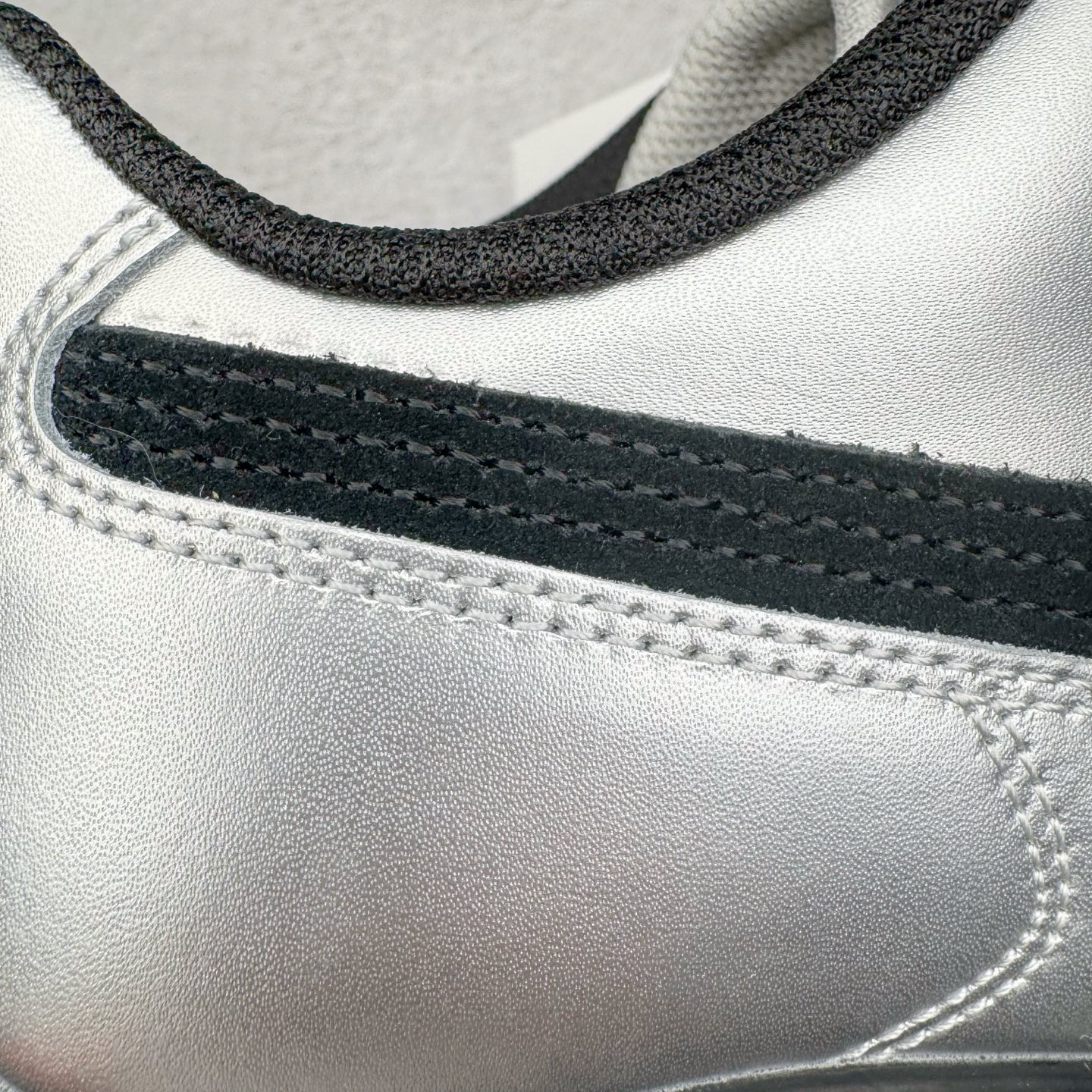 图片[18]-＃HP纯原 Open YY x PUMA Speedca OG 彪马极速赛车系列低帮德训风拼接复古百搭休闲运动赛车鞋 OPEN YY x Puma Speedcat，成为韩国 2024 年至今最热鞋款，引发本地玩家排队疯抢，而缔造者之一 OPEN YY 早已席卷韩国时尚圈，并正试图用 Puma 联名等方式，将「首尔辣妹美学」带向全球。本次与「首尔辣妹衣柜」 OPEN YY 联名，发售之外还在乐天世界购物中心举办 POP UP，时尚博主纷纷到场打卡，让 Puma 的「IT Shoes」进一步拓展韩国市场，本次共发售 3 款配色，粉金、沙银更受女玩家喜爱，用以搭配裙装、运动裤，黑银则低调前卫，且男码几乎无溢价；而让不少玩家「提前种草」的，则是 OPEN YY 示范的「彩色丝袜 blokette 混搭」，配合干燥迷幻的亚文化氛围，成为不少女生的「新搭配指南」， POP UP 现场和近两天的社媒上脚图中，不少玩家继续用本次联名 Speedcat 玩转 blokette，并强调 Speedcat 与其他平底运动鞋相比，更加前卫、性感；Speedcat 外，OPEN YY 还将 Puma 的 Tracksuit、复古运动外套等单品，融入自身的「首尔辣妹美学」， 千禧银、赛车印花设计，颇为符合当下首尔街头日常着装的审美，也同样在发售时受到追捧。尺码：35.5 36 37 37.5 38 38.5 39 40 40.5 41 42 42.5 43 44 45-选品中心