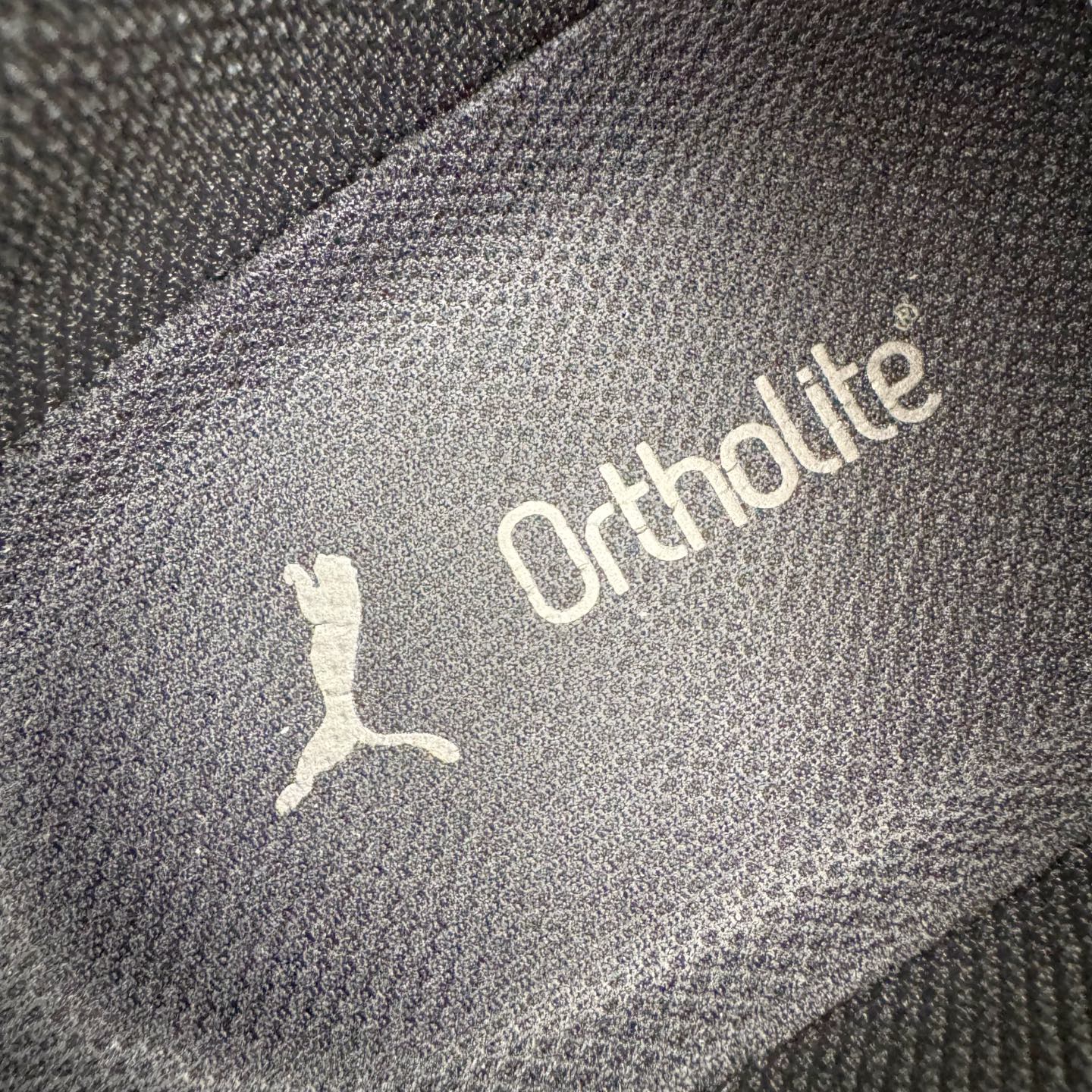 图片[11]-＃HP纯原 Open YY x PUMA Speedca OG 彪马极速赛车系列低帮德训风拼接复古百搭休闲运动赛车鞋 OPEN YY x Puma Speedcat，成为韩国 2024 年至今最热鞋款，引发本地玩家排队疯抢，而缔造者之一 OPEN YY 早已席卷韩国时尚圈，并正试图用 Puma 联名等方式，将「首尔辣妹美学」带向全球。本次与「首尔辣妹衣柜」 OPEN YY 联名，发售之外还在乐天世界购物中心举办 POP UP，时尚博主纷纷到场打卡，让 Puma 的「IT Shoes」进一步拓展韩国市场，本次共发售 3 款配色，粉金、沙银更受女玩家喜爱，用以搭配裙装、运动裤，黑银则低调前卫，且男码几乎无溢价；而让不少玩家「提前种草」的，则是 OPEN YY 示范的「彩色丝袜 blokette 混搭」，配合干燥迷幻的亚文化氛围，成为不少女生的「新搭配指南」， POP UP 现场和近两天的社媒上脚图中，不少玩家继续用本次联名 Speedcat 玩转 blokette，并强调 Speedcat 与其他平底运动鞋相比，更加前卫、性感；Speedcat 外，OPEN YY 还将 Puma 的 Tracksuit、复古运动外套等单品，融入自身的「首尔辣妹美学」， 千禧银、赛车印花设计，颇为符合当下首尔街头日常着装的审美，也同样在发售时受到追捧。尺码：35.5 36 37 37.5 38 38.5 39 40 40.5 41 42 42.5 43 44 45-选品中心