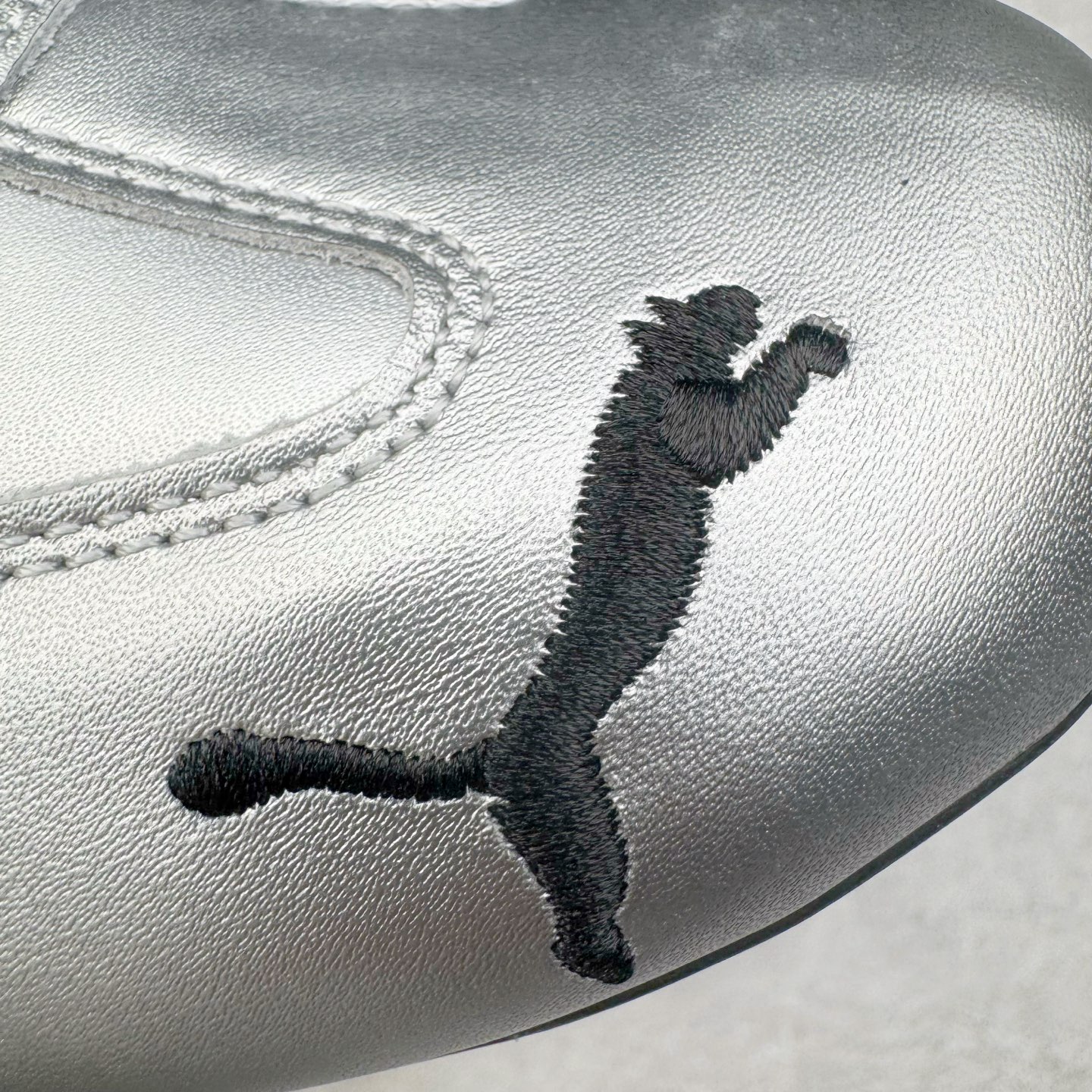 图片[15]-＃HP纯原 Open YY x PUMA Speedca OG 彪马极速赛车系列低帮德训风拼接复古百搭休闲运动赛车鞋 OPEN YY x Puma Speedcat，成为韩国 2024 年至今最热鞋款，引发本地玩家排队疯抢，而缔造者之一 OPEN YY 早已席卷韩国时尚圈，并正试图用 Puma 联名等方式，将「首尔辣妹美学」带向全球。本次与「首尔辣妹衣柜」 OPEN YY 联名，发售之外还在乐天世界购物中心举办 POP UP，时尚博主纷纷到场打卡，让 Puma 的「IT Shoes」进一步拓展韩国市场，本次共发售 3 款配色，粉金、沙银更受女玩家喜爱，用以搭配裙装、运动裤，黑银则低调前卫，且男码几乎无溢价；而让不少玩家「提前种草」的，则是 OPEN YY 示范的「彩色丝袜 blokette 混搭」，配合干燥迷幻的亚文化氛围，成为不少女生的「新搭配指南」， POP UP 现场和近两天的社媒上脚图中，不少玩家继续用本次联名 Speedcat 玩转 blokette，并强调 Speedcat 与其他平底运动鞋相比，更加前卫、性感；Speedcat 外，OPEN YY 还将 Puma 的 Tracksuit、复古运动外套等单品，融入自身的「首尔辣妹美学」， 千禧银、赛车印花设计，颇为符合当下首尔街头日常着装的审美，也同样在发售时受到追捧。尺码：35.5 36 37 37.5 38 38.5 39 40 40.5 41 42 42.5 43 44 45-选品中心