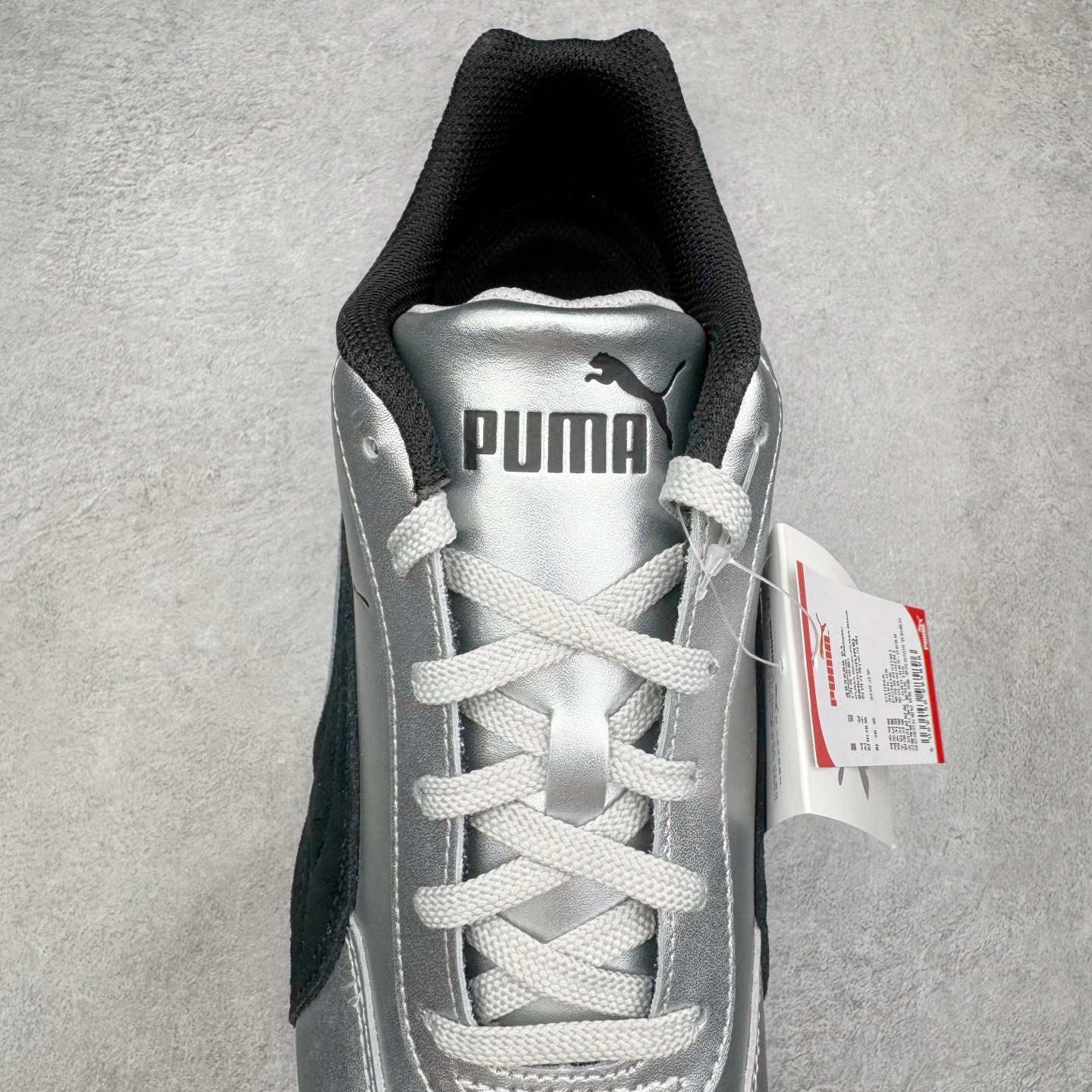 图片[5]-＃HP纯原 Open YY x PUMA Speedca OG 彪马极速赛车系列低帮德训风拼接复古百搭休闲运动赛车鞋 OPEN YY x Puma Speedcat，成为韩国 2024 年至今最热鞋款，引发本地玩家排队疯抢，而缔造者之一 OPEN YY 早已席卷韩国时尚圈，并正试图用 Puma 联名等方式，将「首尔辣妹美学」带向全球。本次与「首尔辣妹衣柜」 OPEN YY 联名，发售之外还在乐天世界购物中心举办 POP UP，时尚博主纷纷到场打卡，让 Puma 的「IT Shoes」进一步拓展韩国市场，本次共发售 3 款配色，粉金、沙银更受女玩家喜爱，用以搭配裙装、运动裤，黑银则低调前卫，且男码几乎无溢价；而让不少玩家「提前种草」的，则是 OPEN YY 示范的「彩色丝袜 blokette 混搭」，配合干燥迷幻的亚文化氛围，成为不少女生的「新搭配指南」， POP UP 现场和近两天的社媒上脚图中，不少玩家继续用本次联名 Speedcat 玩转 blokette，并强调 Speedcat 与其他平底运动鞋相比，更加前卫、性感；Speedcat 外，OPEN YY 还将 Puma 的 Tracksuit、复古运动外套等单品，融入自身的「首尔辣妹美学」， 千禧银、赛车印花设计，颇为符合当下首尔街头日常着装的审美，也同样在发售时受到追捧。尺码：35.5 36 37 37.5 38 38.5 39 40 40.5 41 42 42.5 43 44 45-选品中心