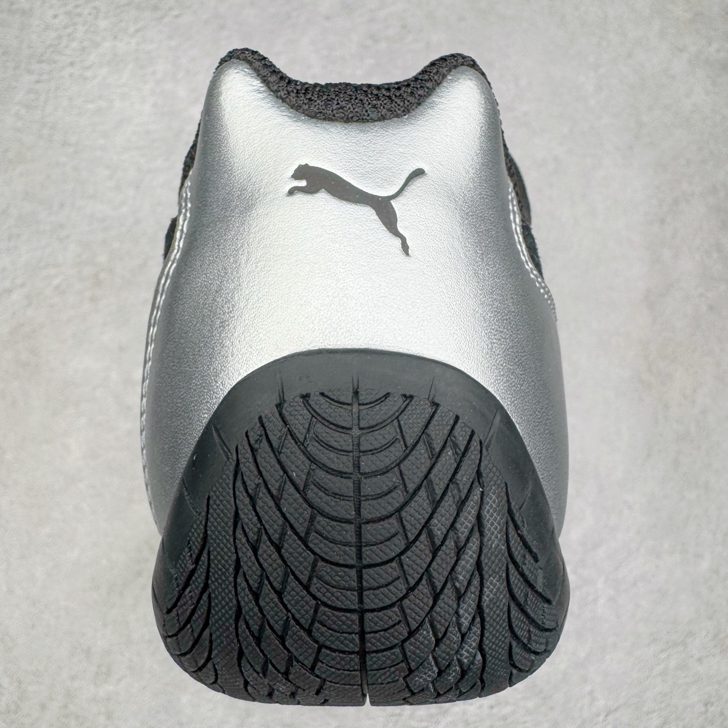 图片[8]-＃HP纯原 Open YY x PUMA Speedca OG 彪马极速赛车系列低帮德训风拼接复古百搭休闲运动赛车鞋 OPEN YY x Puma Speedcat，成为韩国 2024 年至今最热鞋款，引发本地玩家排队疯抢，而缔造者之一 OPEN YY 早已席卷韩国时尚圈，并正试图用 Puma 联名等方式，将「首尔辣妹美学」带向全球。本次与「首尔辣妹衣柜」 OPEN YY 联名，发售之外还在乐天世界购物中心举办 POP UP，时尚博主纷纷到场打卡，让 Puma 的「IT Shoes」进一步拓展韩国市场，本次共发售 3 款配色，粉金、沙银更受女玩家喜爱，用以搭配裙装、运动裤，黑银则低调前卫，且男码几乎无溢价；而让不少玩家「提前种草」的，则是 OPEN YY 示范的「彩色丝袜 blokette 混搭」，配合干燥迷幻的亚文化氛围，成为不少女生的「新搭配指南」， POP UP 现场和近两天的社媒上脚图中，不少玩家继续用本次联名 Speedcat 玩转 blokette，并强调 Speedcat 与其他平底运动鞋相比，更加前卫、性感；Speedcat 外，OPEN YY 还将 Puma 的 Tracksuit、复古运动外套等单品，融入自身的「首尔辣妹美学」， 千禧银、赛车印花设计，颇为符合当下首尔街头日常着装的审美，也同样在发售时受到追捧。尺码：35.5 36 37 37.5 38 38.5 39 40 40.5 41 42 42.5 43 44 45-选品中心