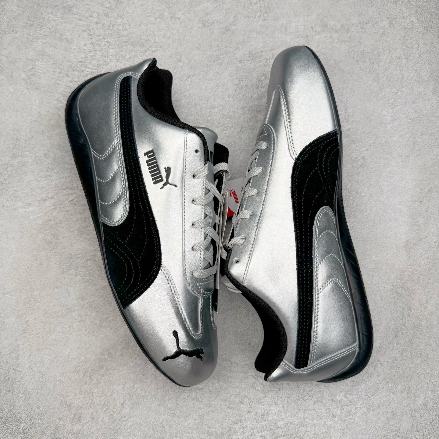 图片[3]-＃HP纯原 Open YY x PUMA Speedca OG 彪马极速赛车系列低帮德训风拼接复古百搭休闲运动赛车鞋 OPEN YY x Puma Speedcat，成为韩国 2024 年至今最热鞋款，引发本地玩家排队疯抢，而缔造者之一 OPEN YY 早已席卷韩国时尚圈，并正试图用 Puma 联名等方式，将「首尔辣妹美学」带向全球。本次与「首尔辣妹衣柜」 OPEN YY 联名，发售之外还在乐天世界购物中心举办 POP UP，时尚博主纷纷到场打卡，让 Puma 的「IT Shoes」进一步拓展韩国市场，本次共发售 3 款配色，粉金、沙银更受女玩家喜爱，用以搭配裙装、运动裤，黑银则低调前卫，且男码几乎无溢价；而让不少玩家「提前种草」的，则是 OPEN YY 示范的「彩色丝袜 blokette 混搭」，配合干燥迷幻的亚文化氛围，成为不少女生的「新搭配指南」， POP UP 现场和近两天的社媒上脚图中，不少玩家继续用本次联名 Speedcat 玩转 blokette，并强调 Speedcat 与其他平底运动鞋相比，更加前卫、性感；Speedcat 外，OPEN YY 还将 Puma 的 Tracksuit、复古运动外套等单品，融入自身的「首尔辣妹美学」， 千禧银、赛车印花设计，颇为符合当下首尔街头日常着装的审美，也同样在发售时受到追捧。尺码：35.5 36 37 37.5 38 38.5 39 40 40.5 41 42 42.5 43 44 45-选品中心