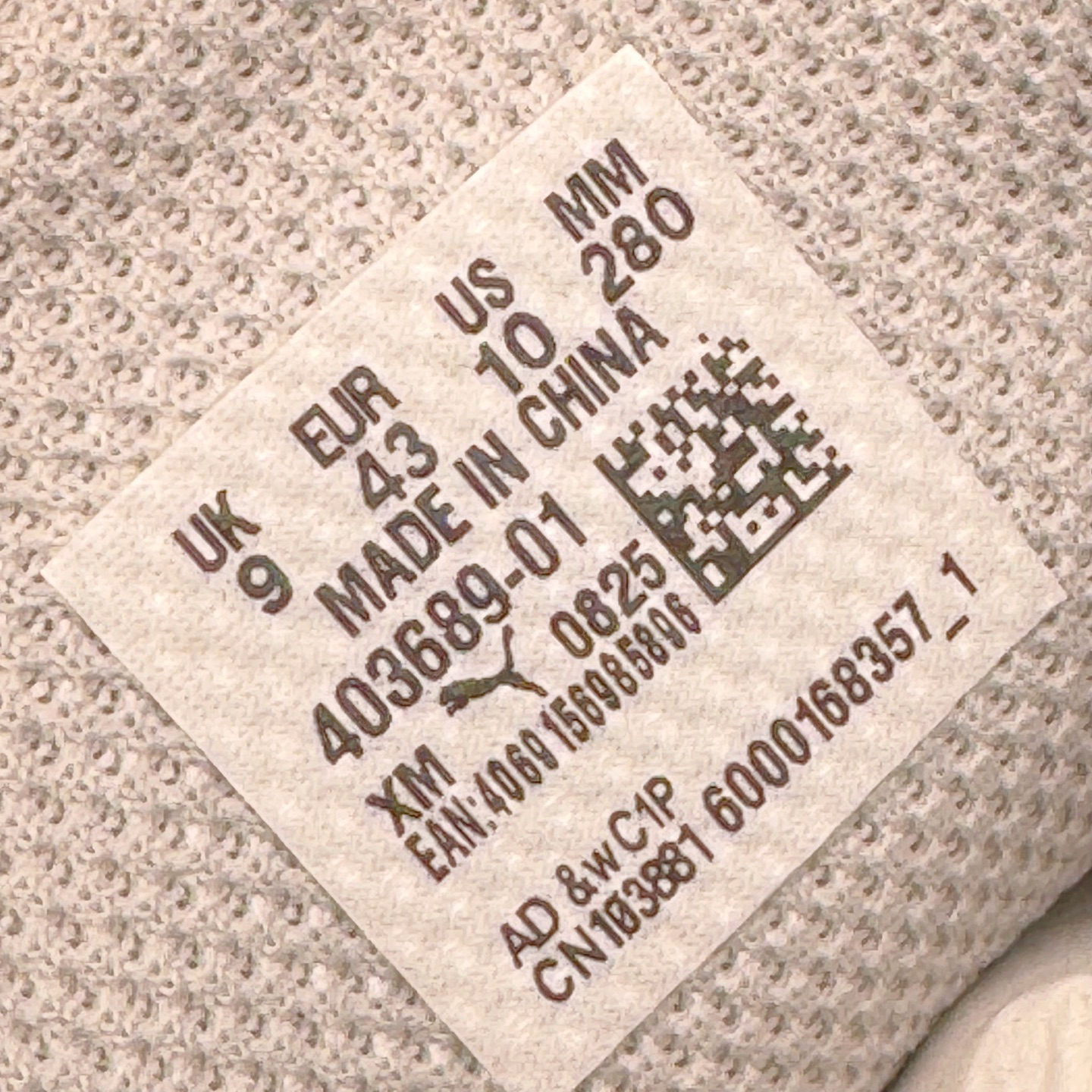 图片[12]-＃HP纯原 Open YY x PUMA Speedca OG 彪马极速赛车系列低帮德训风拼接复古百搭休闲运动赛车鞋 OPEN YY x Puma Speedcat，成为韩国 2024 年至今最热鞋款，引发本地玩家排队疯抢，而缔造者之一 OPEN YY 早已席卷韩国时尚圈，并正试图用 Puma 联名等方式，将「首尔辣妹美学」带向全球。本次与「首尔辣妹衣柜」 OPEN YY 联名，发售之外还在乐天世界购物中心举办 POP UP，时尚博主纷纷到场打卡，让 Puma 的「IT Shoes」进一步拓展韩国市场，本次共发售 3 款配色，粉金、沙银更受女玩家喜爱，用以搭配裙装、运动裤，黑银则低调前卫，且男码几乎无溢价；而让不少玩家「提前种草」的，则是 OPEN YY 示范的「彩色丝袜 blokette 混搭」，配合干燥迷幻的亚文化氛围，成为不少女生的「新搭配指南」， POP UP 现场和近两天的社媒上脚图中，不少玩家继续用本次联名 Speedcat 玩转 blokette，并强调 Speedcat 与其他平底运动鞋相比，更加前卫、性感；Speedcat 外，OPEN YY 还将 Puma 的 Tracksuit、复古运动外套等单品，融入自身的「首尔辣妹美学」， 千禧银、赛车印花设计，颇为符合当下首尔街头日常着装的审美，也同样在发售时受到追捧。尺码：35.5 36 37 37.5 38 38.5 39 40 40.5 41 42 42.5 43 44 45-选品中心