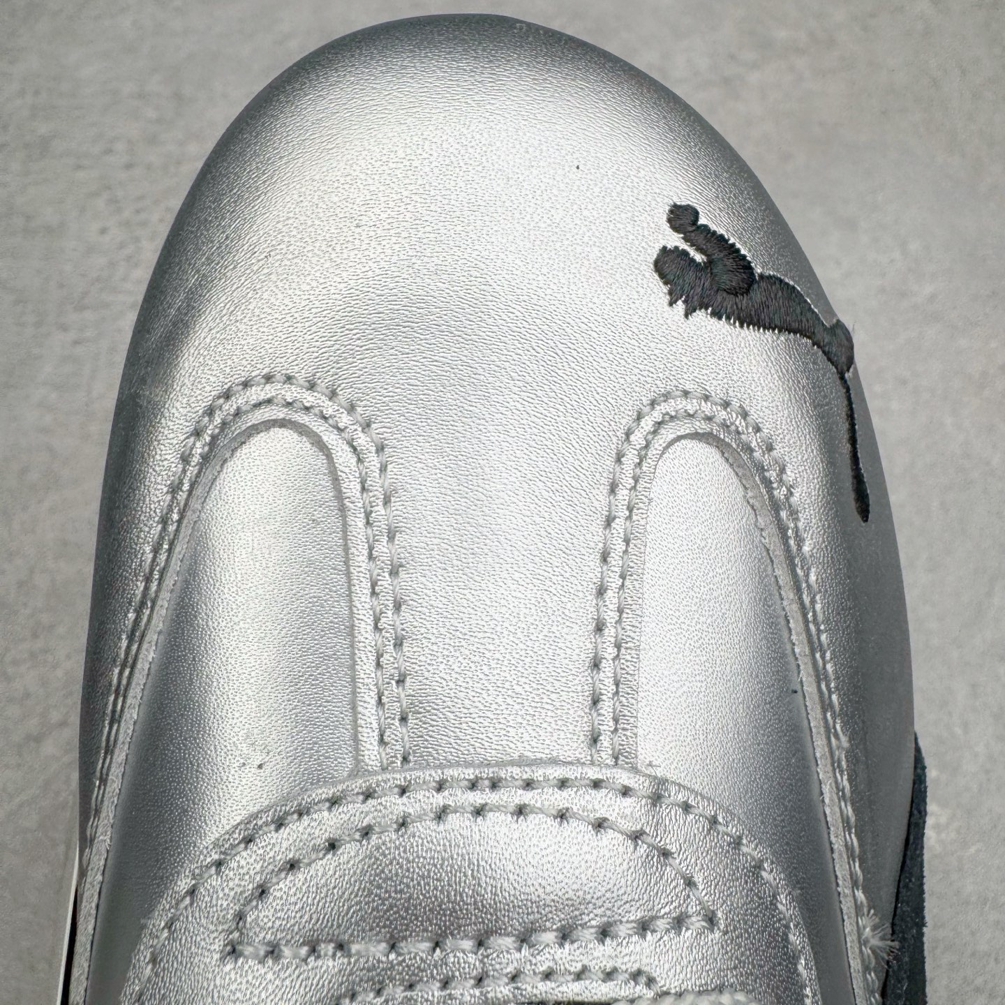 图片[16]-＃HP纯原 Open YY x PUMA Speedca OG 彪马极速赛车系列低帮德训风拼接复古百搭休闲运动赛车鞋 OPEN YY x Puma Speedcat，成为韩国 2024 年至今最热鞋款，引发本地玩家排队疯抢，而缔造者之一 OPEN YY 早已席卷韩国时尚圈，并正试图用 Puma 联名等方式，将「首尔辣妹美学」带向全球。本次与「首尔辣妹衣柜」 OPEN YY 联名，发售之外还在乐天世界购物中心举办 POP UP，时尚博主纷纷到场打卡，让 Puma 的「IT Shoes」进一步拓展韩国市场，本次共发售 3 款配色，粉金、沙银更受女玩家喜爱，用以搭配裙装、运动裤，黑银则低调前卫，且男码几乎无溢价；而让不少玩家「提前种草」的，则是 OPEN YY 示范的「彩色丝袜 blokette 混搭」，配合干燥迷幻的亚文化氛围，成为不少女生的「新搭配指南」， POP UP 现场和近两天的社媒上脚图中，不少玩家继续用本次联名 Speedcat 玩转 blokette，并强调 Speedcat 与其他平底运动鞋相比，更加前卫、性感；Speedcat 外，OPEN YY 还将 Puma 的 Tracksuit、复古运动外套等单品，融入自身的「首尔辣妹美学」， 千禧银、赛车印花设计，颇为符合当下首尔街头日常着装的审美，也同样在发售时受到追捧。尺码：35.5 36 37 37.5 38 38.5 39 40 40.5 41 42 42.5 43 44 45-选品中心