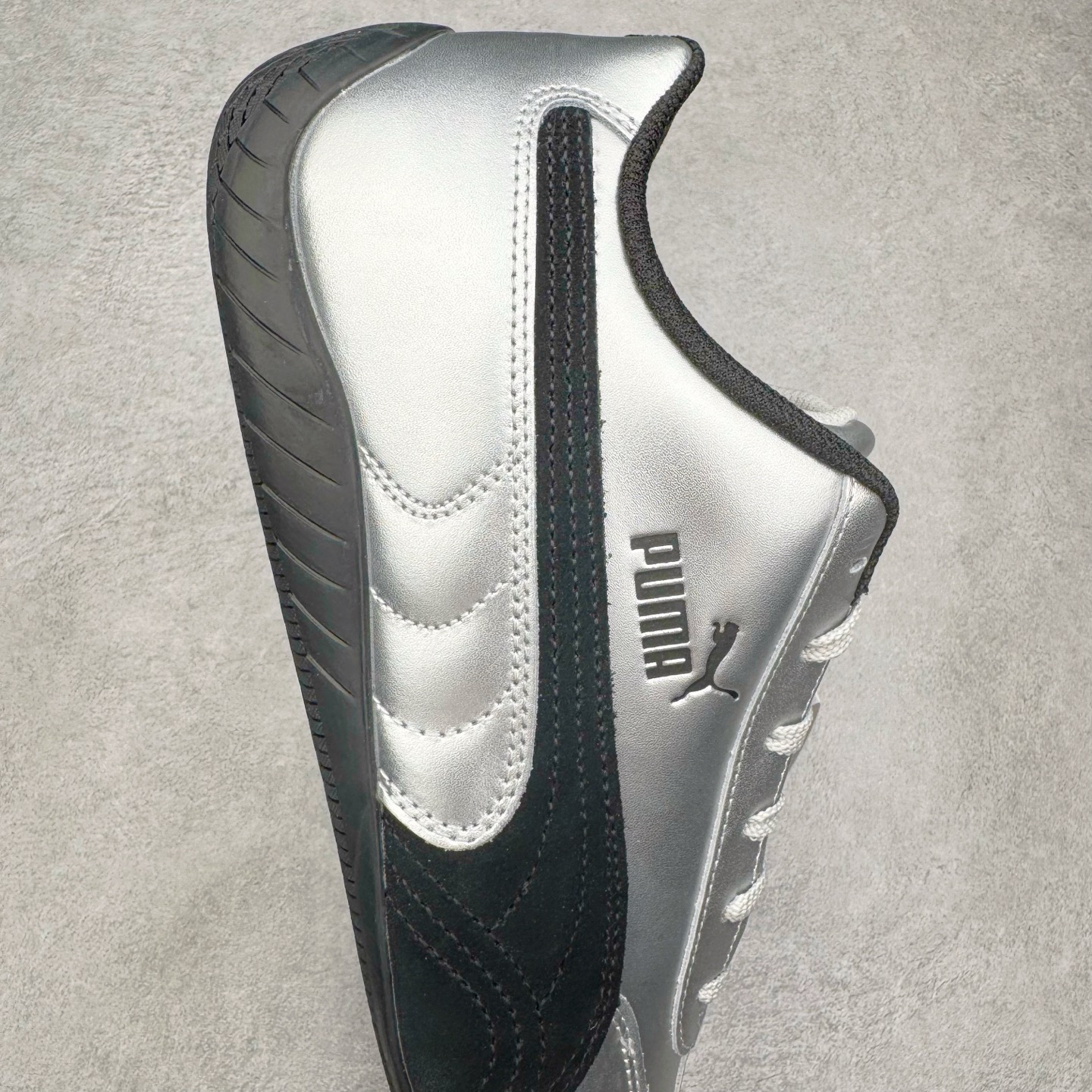 图片[6]-＃HP纯原 Open YY x PUMA Speedca OG 彪马极速赛车系列低帮德训风拼接复古百搭休闲运动赛车鞋 OPEN YY x Puma Speedcat，成为韩国 2024 年至今最热鞋款，引发本地玩家排队疯抢，而缔造者之一 OPEN YY 早已席卷韩国时尚圈，并正试图用 Puma 联名等方式，将「首尔辣妹美学」带向全球。本次与「首尔辣妹衣柜」 OPEN YY 联名，发售之外还在乐天世界购物中心举办 POP UP，时尚博主纷纷到场打卡，让 Puma 的「IT Shoes」进一步拓展韩国市场，本次共发售 3 款配色，粉金、沙银更受女玩家喜爱，用以搭配裙装、运动裤，黑银则低调前卫，且男码几乎无溢价；而让不少玩家「提前种草」的，则是 OPEN YY 示范的「彩色丝袜 blokette 混搭」，配合干燥迷幻的亚文化氛围，成为不少女生的「新搭配指南」， POP UP 现场和近两天的社媒上脚图中，不少玩家继续用本次联名 Speedcat 玩转 blokette，并强调 Speedcat 与其他平底运动鞋相比，更加前卫、性感；Speedcat 外，OPEN YY 还将 Puma 的 Tracksuit、复古运动外套等单品，融入自身的「首尔辣妹美学」， 千禧银、赛车印花设计，颇为符合当下首尔街头日常着装的审美，也同样在发售时受到追捧。尺码：35.5 36 37 37.5 38 38.5 39 40 40.5 41 42 42.5 43 44 45-选品中心