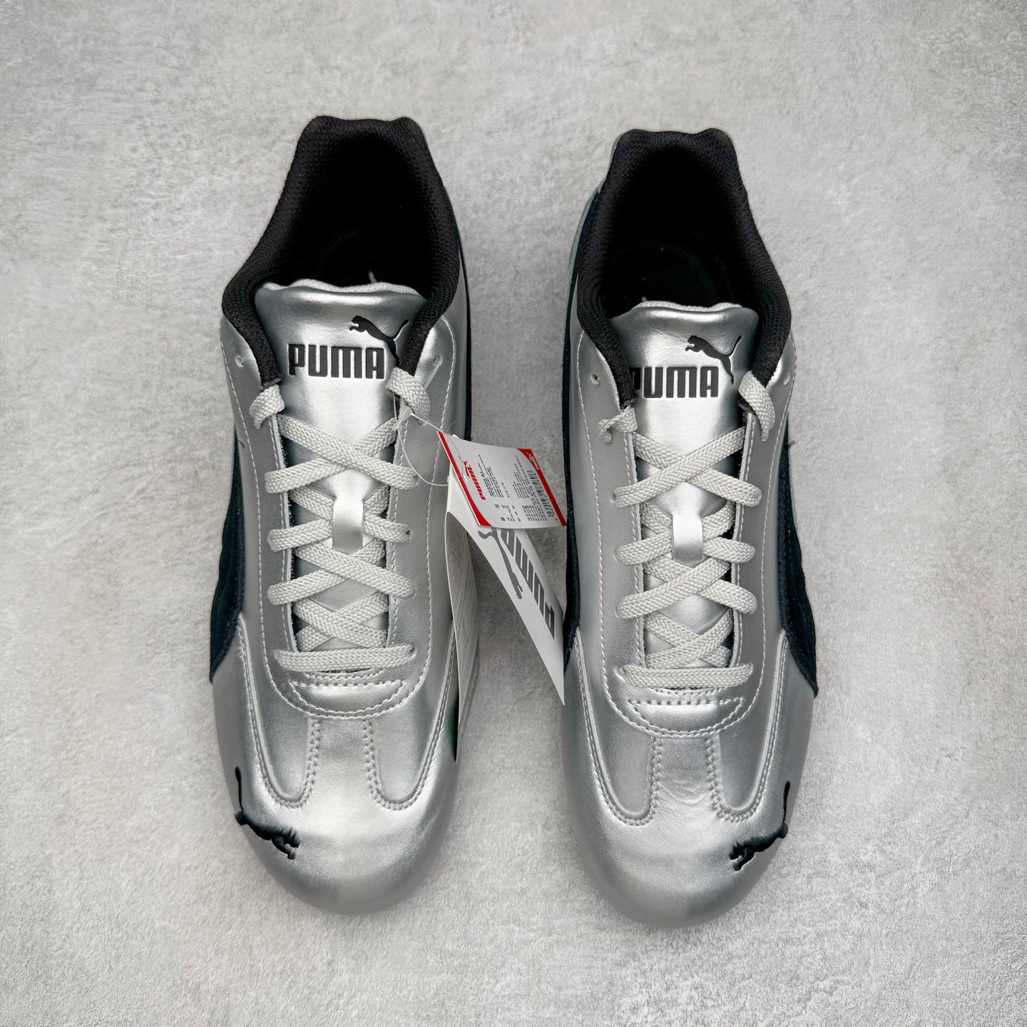 图片[2]-＃HP纯原 Open YY x PUMA Speedca OG 彪马极速赛车系列低帮德训风拼接复古百搭休闲运动赛车鞋 OPEN YY x Puma Speedcat，成为韩国 2024 年至今最热鞋款，引发本地玩家排队疯抢，而缔造者之一 OPEN YY 早已席卷韩国时尚圈，并正试图用 Puma 联名等方式，将「首尔辣妹美学」带向全球。本次与「首尔辣妹衣柜」 OPEN YY 联名，发售之外还在乐天世界购物中心举办 POP UP，时尚博主纷纷到场打卡，让 Puma 的「IT Shoes」进一步拓展韩国市场，本次共发售 3 款配色，粉金、沙银更受女玩家喜爱，用以搭配裙装、运动裤，黑银则低调前卫，且男码几乎无溢价；而让不少玩家「提前种草」的，则是 OPEN YY 示范的「彩色丝袜 blokette 混搭」，配合干燥迷幻的亚文化氛围，成为不少女生的「新搭配指南」， POP UP 现场和近两天的社媒上脚图中，不少玩家继续用本次联名 Speedcat 玩转 blokette，并强调 Speedcat 与其他平底运动鞋相比，更加前卫、性感；Speedcat 外，OPEN YY 还将 Puma 的 Tracksuit、复古运动外套等单品，融入自身的「首尔辣妹美学」， 千禧银、赛车印花设计，颇为符合当下首尔街头日常着装的审美，也同样在发售时受到追捧。尺码：35.5 36 37 37.5 38 38.5 39 40 40.5 41 42 42.5 43 44 45-选品中心