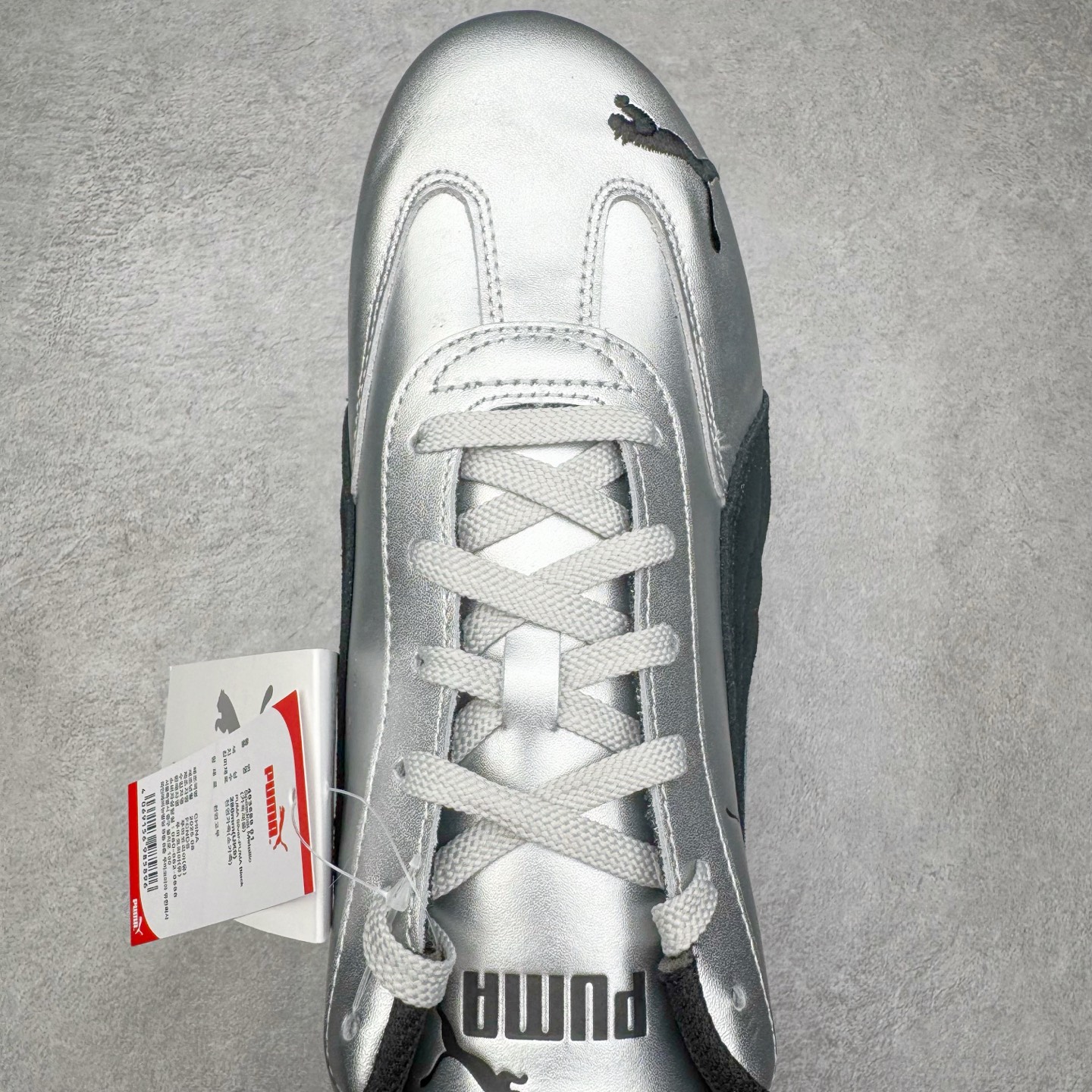 图片[4]-＃HP纯原 Open YY x PUMA Speedca OG 彪马极速赛车系列低帮德训风拼接复古百搭休闲运动赛车鞋 OPEN YY x Puma Speedcat，成为韩国 2024 年至今最热鞋款，引发本地玩家排队疯抢，而缔造者之一 OPEN YY 早已席卷韩国时尚圈，并正试图用 Puma 联名等方式，将「首尔辣妹美学」带向全球。本次与「首尔辣妹衣柜」 OPEN YY 联名，发售之外还在乐天世界购物中心举办 POP UP，时尚博主纷纷到场打卡，让 Puma 的「IT Shoes」进一步拓展韩国市场，本次共发售 3 款配色，粉金、沙银更受女玩家喜爱，用以搭配裙装、运动裤，黑银则低调前卫，且男码几乎无溢价；而让不少玩家「提前种草」的，则是 OPEN YY 示范的「彩色丝袜 blokette 混搭」，配合干燥迷幻的亚文化氛围，成为不少女生的「新搭配指南」， POP UP 现场和近两天的社媒上脚图中，不少玩家继续用本次联名 Speedcat 玩转 blokette，并强调 Speedcat 与其他平底运动鞋相比，更加前卫、性感；Speedcat 外，OPEN YY 还将 Puma 的 Tracksuit、复古运动外套等单品，融入自身的「首尔辣妹美学」， 千禧银、赛车印花设计，颇为符合当下首尔街头日常着装的审美，也同样在发售时受到追捧。尺码：35.5 36 37 37.5 38 38.5 39 40 40.5 41 42 42.5 43 44 45-选品中心