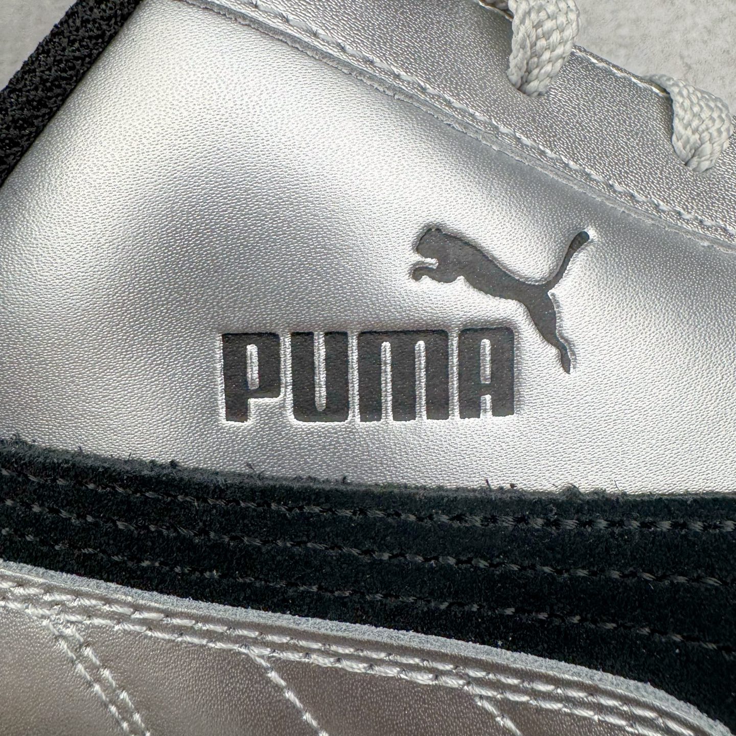 图片[19]-＃HP纯原 Open YY x PUMA Speedca OG 彪马极速赛车系列低帮德训风拼接复古百搭休闲运动赛车鞋 OPEN YY x Puma Speedcat，成为韩国 2024 年至今最热鞋款，引发本地玩家排队疯抢，而缔造者之一 OPEN YY 早已席卷韩国时尚圈，并正试图用 Puma 联名等方式，将「首尔辣妹美学」带向全球。本次与「首尔辣妹衣柜」 OPEN YY 联名，发售之外还在乐天世界购物中心举办 POP UP，时尚博主纷纷到场打卡，让 Puma 的「IT Shoes」进一步拓展韩国市场，本次共发售 3 款配色，粉金、沙银更受女玩家喜爱，用以搭配裙装、运动裤，黑银则低调前卫，且男码几乎无溢价；而让不少玩家「提前种草」的，则是 OPEN YY 示范的「彩色丝袜 blokette 混搭」，配合干燥迷幻的亚文化氛围，成为不少女生的「新搭配指南」， POP UP 现场和近两天的社媒上脚图中，不少玩家继续用本次联名 Speedcat 玩转 blokette，并强调 Speedcat 与其他平底运动鞋相比，更加前卫、性感；Speedcat 外，OPEN YY 还将 Puma 的 Tracksuit、复古运动外套等单品，融入自身的「首尔辣妹美学」， 千禧银、赛车印花设计，颇为符合当下首尔街头日常着装的审美，也同样在发售时受到追捧。尺码：35.5 36 37 37.5 38 38.5 39 40 40.5 41 42 42.5 43 44 45-选品中心