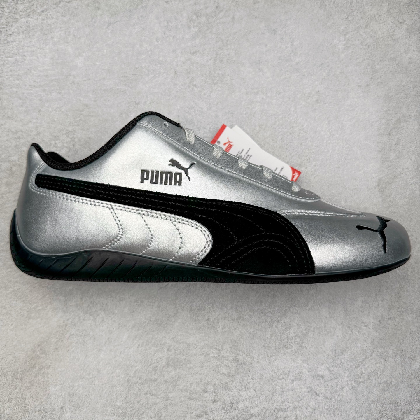 ＃HP纯原 Open YY x PUMA Speedca OG 彪马极速赛车系列低帮德训风拼接复古百搭休闲运动赛车鞋 OPEN YY x Puma Speedcat，成为韩国 2024 年至今最热鞋款，引发本地玩家排队疯抢，而缔造者之一 OPEN YY 早已席卷韩国时尚圈，并正试图用 Puma 联名等方式，将「首尔辣妹美学」带向全球。本次与「首尔辣妹衣柜」 OPEN YY 联名，发售之外还在乐天世界购物中心举办 POP UP，时尚博主纷纷到场打卡，让 Puma 的「IT Shoes」进一步拓展韩国市场，本次共发售 3 款配色，粉金、沙银更受女玩家喜爱，用以搭配裙装、运动裤，黑银则低调前卫，且男码几乎无溢价；而让不少玩家「提前种草」的，则是 OPEN YY 示范的「彩色丝袜 blokette 混搭」，配合干燥迷幻的亚文化氛围，成为不少女生的「新搭配指南」， POP UP 现场和近两天的社媒上脚图中，不少玩家继续用本次联名 Speedcat 玩转 blokette，并强调 Speedcat 与其他平底运动鞋相比，更加前卫、性感；Speedcat 外，OPEN YY 还将 Puma 的 Tracksuit、复古运动外套等单品，融入自身的「首尔辣妹美学」， 千禧银、赛车印花设计，颇为符合当下首尔街头日常着装的审美，也同样在发售时受到追捧。尺码：35.5 36 37 37.5 38 38.5 39 40 40.5 41 42 42.5 43 44 45-选品中心