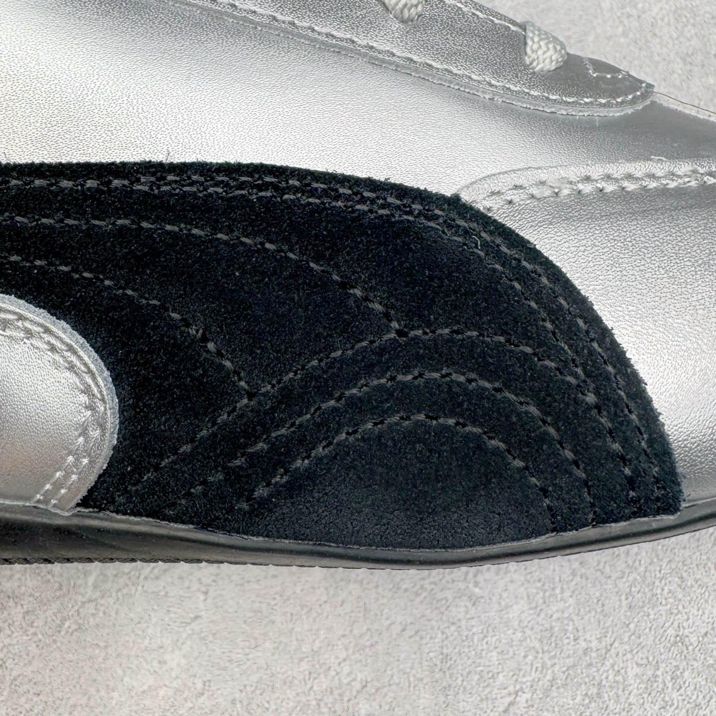 图片[20]-＃HP纯原 Open YY x PUMA Speedca OG 彪马极速赛车系列低帮德训风拼接复古百搭休闲运动赛车鞋 OPEN YY x Puma Speedcat，成为韩国 2024 年至今最热鞋款，引发本地玩家排队疯抢，而缔造者之一 OPEN YY 早已席卷韩国时尚圈，并正试图用 Puma 联名等方式，将「首尔辣妹美学」带向全球。本次与「首尔辣妹衣柜」 OPEN YY 联名，发售之外还在乐天世界购物中心举办 POP UP，时尚博主纷纷到场打卡，让 Puma 的「IT Shoes」进一步拓展韩国市场，本次共发售 3 款配色，粉金、沙银更受女玩家喜爱，用以搭配裙装、运动裤，黑银则低调前卫，且男码几乎无溢价；而让不少玩家「提前种草」的，则是 OPEN YY 示范的「彩色丝袜 blokette 混搭」，配合干燥迷幻的亚文化氛围，成为不少女生的「新搭配指南」， POP UP 现场和近两天的社媒上脚图中，不少玩家继续用本次联名 Speedcat 玩转 blokette，并强调 Speedcat 与其他平底运动鞋相比，更加前卫、性感；Speedcat 外，OPEN YY 还将 Puma 的 Tracksuit、复古运动外套等单品，融入自身的「首尔辣妹美学」， 千禧银、赛车印花设计，颇为符合当下首尔街头日常着装的审美，也同样在发售时受到追捧。尺码：35.5 36 37 37.5 38 38.5 39 40 40.5 41 42 42.5 43 44 45-选品中心