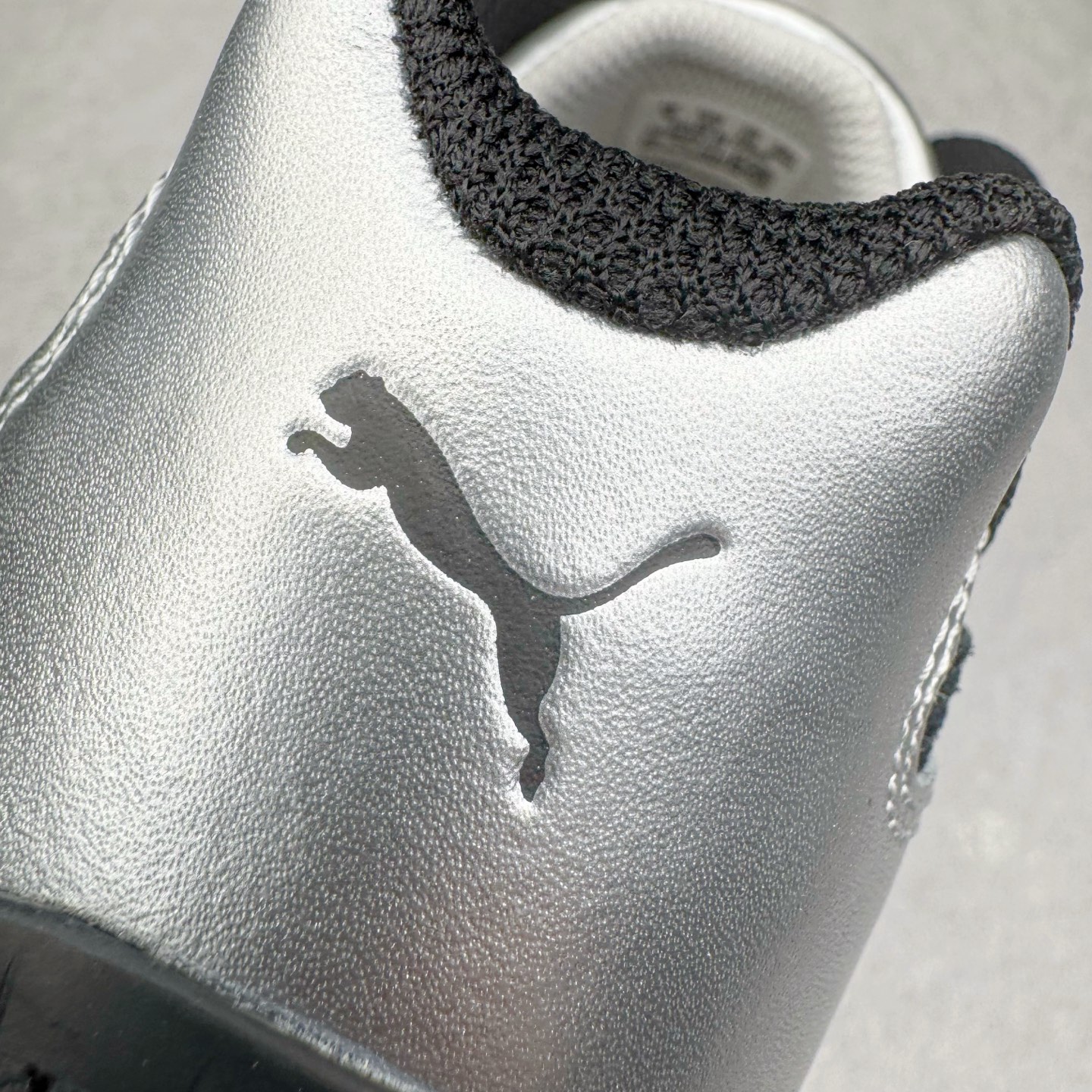 图片[17]-＃HP纯原 Open YY x PUMA Speedca OG 彪马极速赛车系列低帮德训风拼接复古百搭休闲运动赛车鞋 OPEN YY x Puma Speedcat，成为韩国 2024 年至今最热鞋款，引发本地玩家排队疯抢，而缔造者之一 OPEN YY 早已席卷韩国时尚圈，并正试图用 Puma 联名等方式，将「首尔辣妹美学」带向全球。本次与「首尔辣妹衣柜」 OPEN YY 联名，发售之外还在乐天世界购物中心举办 POP UP，时尚博主纷纷到场打卡，让 Puma 的「IT Shoes」进一步拓展韩国市场，本次共发售 3 款配色，粉金、沙银更受女玩家喜爱，用以搭配裙装、运动裤，黑银则低调前卫，且男码几乎无溢价；而让不少玩家「提前种草」的，则是 OPEN YY 示范的「彩色丝袜 blokette 混搭」，配合干燥迷幻的亚文化氛围，成为不少女生的「新搭配指南」， POP UP 现场和近两天的社媒上脚图中，不少玩家继续用本次联名 Speedcat 玩转 blokette，并强调 Speedcat 与其他平底运动鞋相比，更加前卫、性感；Speedcat 外，OPEN YY 还将 Puma 的 Tracksuit、复古运动外套等单品，融入自身的「首尔辣妹美学」， 千禧银、赛车印花设计，颇为符合当下首尔街头日常着装的审美，也同样在发售时受到追捧。尺码：35.5 36 37 37.5 38 38.5 39 40 40.5 41 42 42.5 43 44 45-选品中心