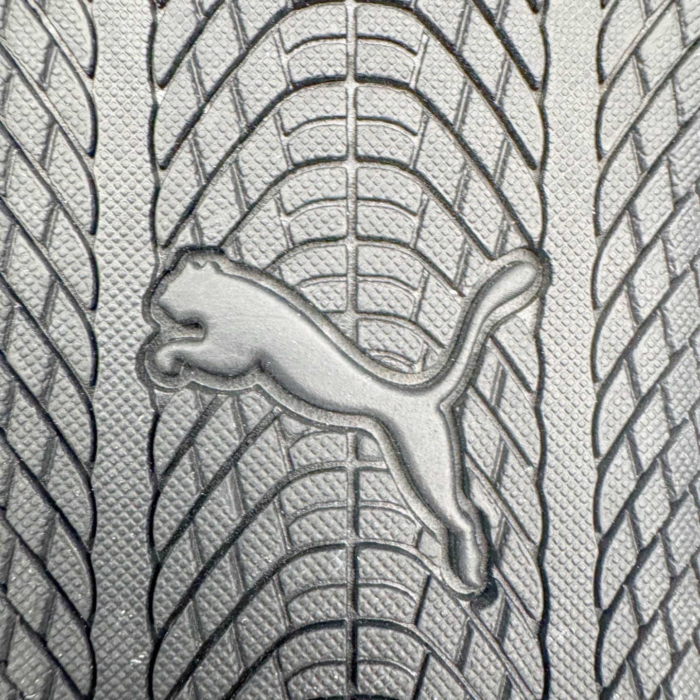 图片[21]-＃HP纯原 Open YY x PUMA Speedca OG 彪马极速赛车系列低帮德训风拼接复古百搭休闲运动赛车鞋 OPEN YY x Puma Speedcat，成为韩国 2024 年至今最热鞋款，引发本地玩家排队疯抢，而缔造者之一 OPEN YY 早已席卷韩国时尚圈，并正试图用 Puma 联名等方式，将「首尔辣妹美学」带向全球。本次与「首尔辣妹衣柜」 OPEN YY 联名，发售之外还在乐天世界购物中心举办 POP UP，时尚博主纷纷到场打卡，让 Puma 的「IT Shoes」进一步拓展韩国市场，本次共发售 3 款配色，粉金、沙银更受女玩家喜爱，用以搭配裙装、运动裤，黑银则低调前卫，且男码几乎无溢价；而让不少玩家「提前种草」的，则是 OPEN YY 示范的「彩色丝袜 blokette 混搭」，配合干燥迷幻的亚文化氛围，成为不少女生的「新搭配指南」， POP UP 现场和近两天的社媒上脚图中，不少玩家继续用本次联名 Speedcat 玩转 blokette，并强调 Speedcat 与其他平底运动鞋相比，更加前卫、性感；Speedcat 外，OPEN YY 还将 Puma 的 Tracksuit、复古运动外套等单品，融入自身的「首尔辣妹美学」， 千禧银、赛车印花设计，颇为符合当下首尔街头日常着装的审美，也同样在发售时受到追捧。尺码：35.5 36 37 37.5 38 38.5 39 40 40.5 41 42 42.5 43 44 45-选品中心