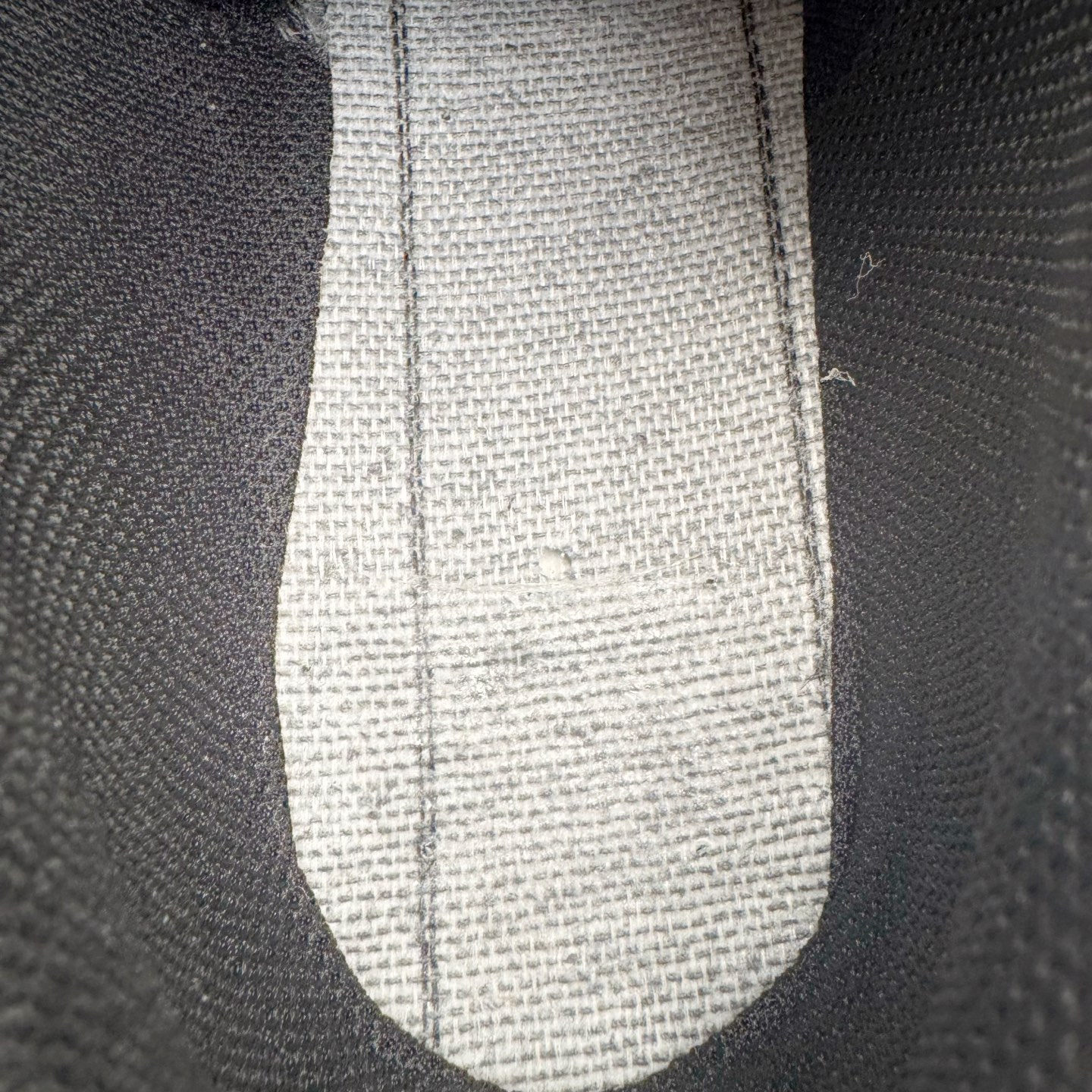 图片[10]-＃HP纯原 Open YY x PUMA Speedca OG 彪马极速赛车系列低帮德训风拼接复古百搭休闲运动赛车鞋 OPEN YY x Puma Speedcat，成为韩国 2024 年至今最热鞋款，引发本地玩家排队疯抢，而缔造者之一 OPEN YY 早已席卷韩国时尚圈，并正试图用 Puma 联名等方式，将「首尔辣妹美学」带向全球。本次与「首尔辣妹衣柜」 OPEN YY 联名，发售之外还在乐天世界购物中心举办 POP UP，时尚博主纷纷到场打卡，让 Puma 的「IT Shoes」进一步拓展韩国市场，本次共发售 3 款配色，粉金、沙银更受女玩家喜爱，用以搭配裙装、运动裤，黑银则低调前卫，且男码几乎无溢价；而让不少玩家「提前种草」的，则是 OPEN YY 示范的「彩色丝袜 blokette 混搭」，配合干燥迷幻的亚文化氛围，成为不少女生的「新搭配指南」， POP UP 现场和近两天的社媒上脚图中，不少玩家继续用本次联名 Speedcat 玩转 blokette，并强调 Speedcat 与其他平底运动鞋相比，更加前卫、性感；Speedcat 外，OPEN YY 还将 Puma 的 Tracksuit、复古运动外套等单品，融入自身的「首尔辣妹美学」， 千禧银、赛车印花设计，颇为符合当下首尔街头日常着装的审美，也同样在发售时受到追捧。尺码：35.5 36 37 37.5 38 38.5 39 40 40.5 41 42 42.5 43 44 45-选品中心