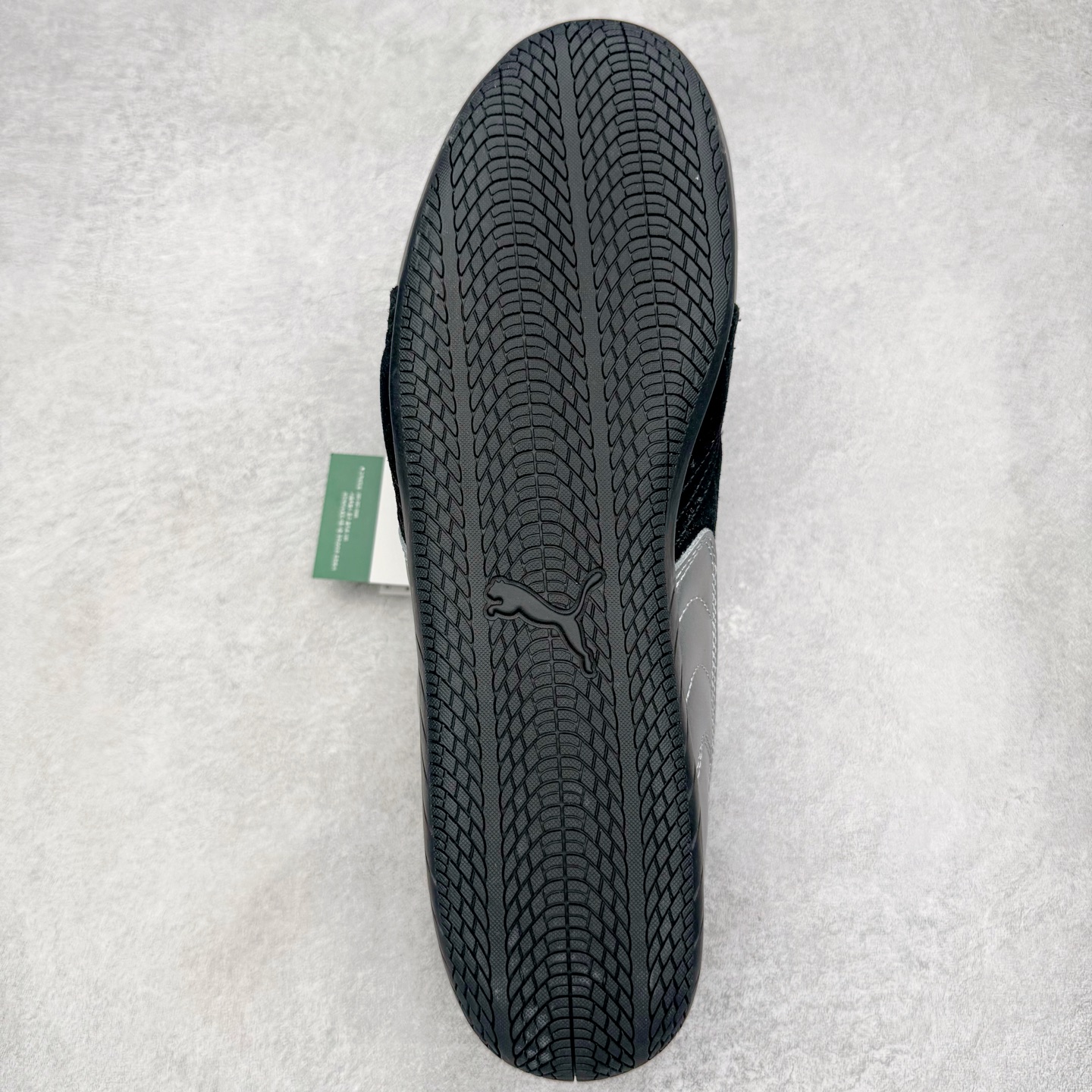 图片[9]-＃HP纯原 Open YY x PUMA Speedca OG 彪马极速赛车系列低帮德训风拼接复古百搭休闲运动赛车鞋 OPEN YY x Puma Speedcat，成为韩国 2024 年至今最热鞋款，引发本地玩家排队疯抢，而缔造者之一 OPEN YY 早已席卷韩国时尚圈，并正试图用 Puma 联名等方式，将「首尔辣妹美学」带向全球。本次与「首尔辣妹衣柜」 OPEN YY 联名，发售之外还在乐天世界购物中心举办 POP UP，时尚博主纷纷到场打卡，让 Puma 的「IT Shoes」进一步拓展韩国市场，本次共发售 3 款配色，粉金、沙银更受女玩家喜爱，用以搭配裙装、运动裤，黑银则低调前卫，且男码几乎无溢价；而让不少玩家「提前种草」的，则是 OPEN YY 示范的「彩色丝袜 blokette 混搭」，配合干燥迷幻的亚文化氛围，成为不少女生的「新搭配指南」， POP UP 现场和近两天的社媒上脚图中，不少玩家继续用本次联名 Speedcat 玩转 blokette，并强调 Speedcat 与其他平底运动鞋相比，更加前卫、性感；Speedcat 外，OPEN YY 还将 Puma 的 Tracksuit、复古运动外套等单品，融入自身的「首尔辣妹美学」， 千禧银、赛车印花设计，颇为符合当下首尔街头日常着装的审美，也同样在发售时受到追捧。尺码：35.5 36 37 37.5 38 38.5 39 40 40.5 41 42 42.5 43 44 45-选品中心