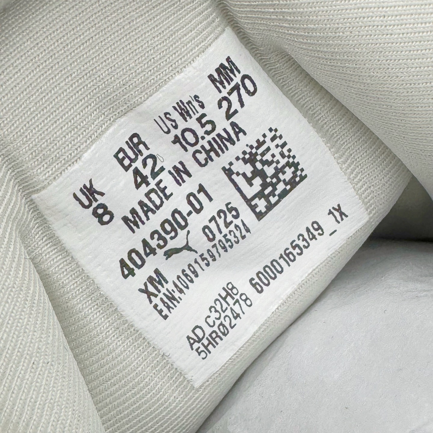 图片[13]-＃纯原 Rose x PUMA Speedcat 彪马联名系列情侣薄底赛车德训双鞋带舒适百搭生活休闲鞋 口碑大厂出品 品控大底版型不断改良更新 全套原纸板楦头开发 确保原汁原味 完美呈现版型 一比一鞋头弧度高度鞋身弧度 独家私模原厂航空铝磨具打磨大底 鞋头坡度极致还原 无解鞋型 原盒原配 圈内天花板工艺 原厂玻璃冲刀 超高清洁度 全鞋零毛边皮料切割 原厂中底布 鞋款从80、90年代赛车手所穿的防火赛车鞋为原型，鞋身线条模仿了赛车的流线廓形，体现了空气动力学原理的结构。简约流畅的外观，恰好又和贯穿其中的Formstrip Logo融合恰到好处，视觉上细节丰富且协调。本次Speedcat OG鞋款归来，最大看点自然式保留了窄版鞋型以及薄底构造。这两年各品牌鞋底越做越厚，Speedcat反其道而行之，上脚几乎无鞋底的效果带来耳目一新的视觉体验。鞋面依旧是以质感细腻的麂皮材质打造，并且大面积近乎全包裹的使用，复古味道也愈发浓烈。配色上更是将最原始的黑色和红色带回，向F1赛车队的标志性队服致敬。相信让各位一眼种草的更多是出挑的大红色，上脚即可瞬间点亮整体造型，在以球鞋为核心的OOTD中脱颖而出。而另一款黑色则是低调的万金油，彰显新潮个性的同时又不喧宾夺主，也是热爱简约系穿搭朋友的首选。 尺码：35.5 36 37 37.5 38 38.5 39 40 40.5 41 42 42.5 43 44 44.5 45 46-选品中心