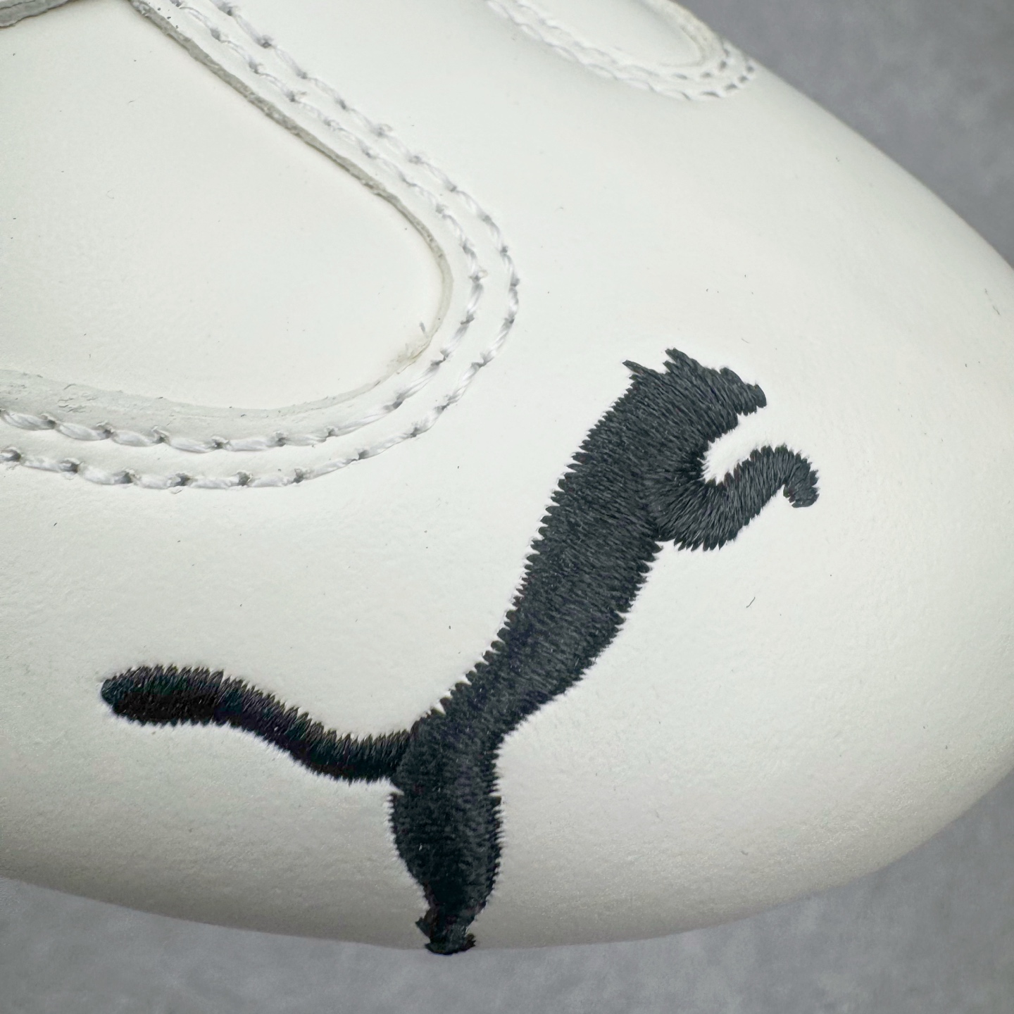 图片[18]-＃纯原 Rose x PUMA Speedcat 彪马联名系列情侣薄底赛车德训双鞋带舒适百搭生活休闲鞋 口碑大厂出品 品控大底版型不断改良更新 全套原纸板楦头开发 确保原汁原味 完美呈现版型 一比一鞋头弧度高度鞋身弧度 独家私模原厂航空铝磨具打磨大底 鞋头坡度极致还原 无解鞋型 原盒原配 圈内天花板工艺 原厂玻璃冲刀 超高清洁度 全鞋零毛边皮料切割 原厂中底布 鞋款从80、90年代赛车手所穿的防火赛车鞋为原型，鞋身线条模仿了赛车的流线廓形，体现了空气动力学原理的结构。简约流畅的外观，恰好又和贯穿其中的Formstrip Logo融合恰到好处，视觉上细节丰富且协调。本次Speedcat OG鞋款归来，最大看点自然式保留了窄版鞋型以及薄底构造。这两年各品牌鞋底越做越厚，Speedcat反其道而行之，上脚几乎无鞋底的效果带来耳目一新的视觉体验。鞋面依旧是以质感细腻的麂皮材质打造，并且大面积近乎全包裹的使用，复古味道也愈发浓烈。配色上更是将最原始的黑色和红色带回，向F1赛车队的标志性队服致敬。相信让各位一眼种草的更多是出挑的大红色，上脚即可瞬间点亮整体造型，在以球鞋为核心的OOTD中脱颖而出。而另一款黑色则是低调的万金油，彰显新潮个性的同时又不喧宾夺主，也是热爱简约系穿搭朋友的首选。 尺码：35.5 36 37 37.5 38 38.5 39 40 40.5 41 42 42.5 43 44 44.5 45 46-选品中心