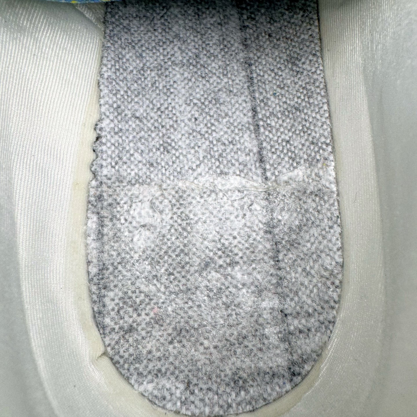 图片[11]-＃纯原 Rose x PUMA Speedcat 彪马联名系列情侣薄底赛车德训双鞋带舒适百搭生活休闲鞋 口碑大厂出品 品控大底版型不断改良更新 全套原纸板楦头开发 确保原汁原味 完美呈现版型 一比一鞋头弧度高度鞋身弧度 独家私模原厂航空铝磨具打磨大底 鞋头坡度极致还原 无解鞋型 原盒原配 圈内天花板工艺 原厂玻璃冲刀 超高清洁度 全鞋零毛边皮料切割 原厂中底布 鞋款从80、90年代赛车手所穿的防火赛车鞋为原型，鞋身线条模仿了赛车的流线廓形，体现了空气动力学原理的结构。简约流畅的外观，恰好又和贯穿其中的Formstrip Logo融合恰到好处，视觉上细节丰富且协调。本次Speedcat OG鞋款归来，最大看点自然式保留了窄版鞋型以及薄底构造。这两年各品牌鞋底越做越厚，Speedcat反其道而行之，上脚几乎无鞋底的效果带来耳目一新的视觉体验。鞋面依旧是以质感细腻的麂皮材质打造，并且大面积近乎全包裹的使用，复古味道也愈发浓烈。配色上更是将最原始的黑色和红色带回，向F1赛车队的标志性队服致敬。相信让各位一眼种草的更多是出挑的大红色，上脚即可瞬间点亮整体造型，在以球鞋为核心的OOTD中脱颖而出。而另一款黑色则是低调的万金油，彰显新潮个性的同时又不喧宾夺主，也是热爱简约系穿搭朋友的首选。 尺码：35.5 36 37 37.5 38 38.5 39 40 40.5 41 42 42.5 43 44 44.5 45 46-选品中心